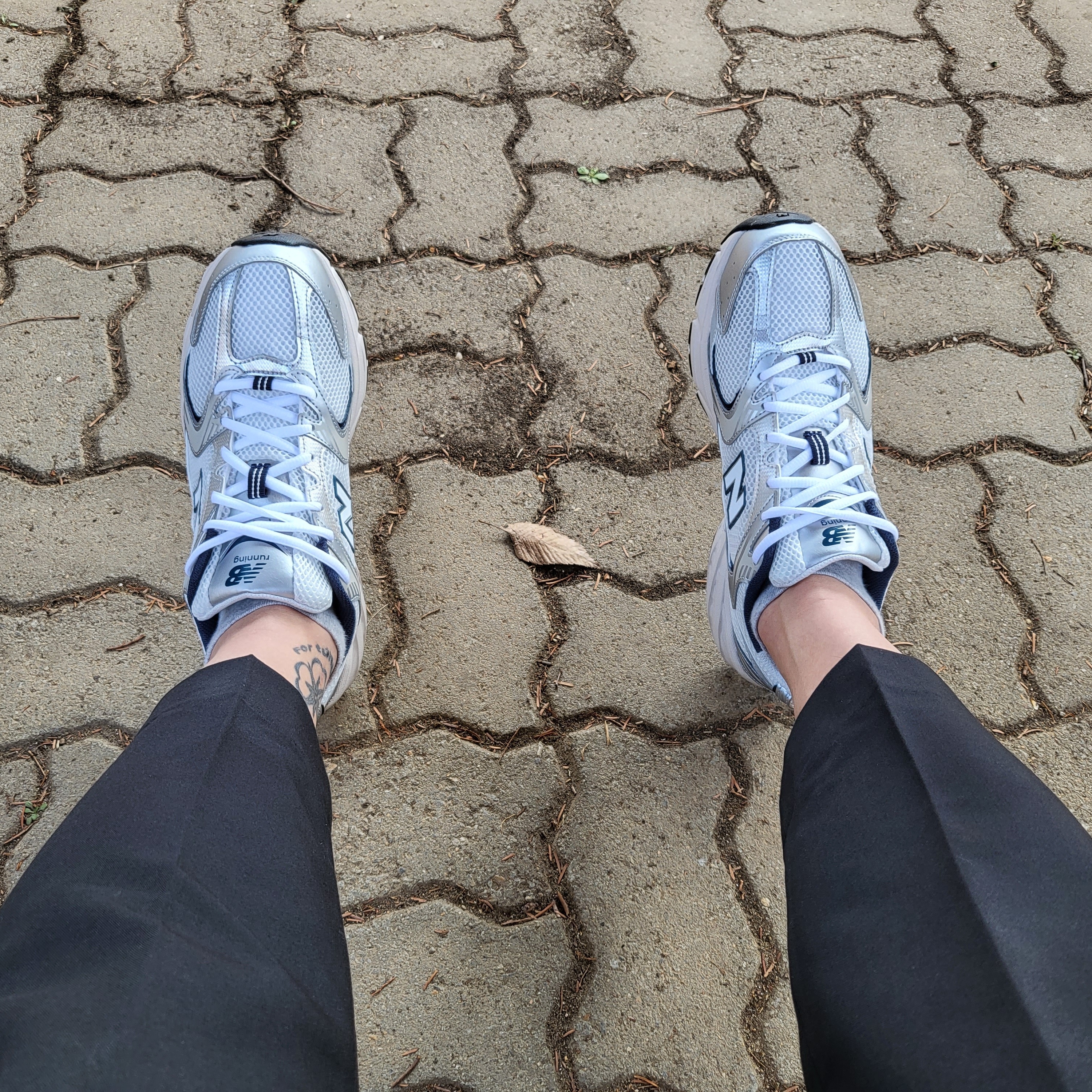New Balance 530 Steel Grey 착용 스타일 - 1
