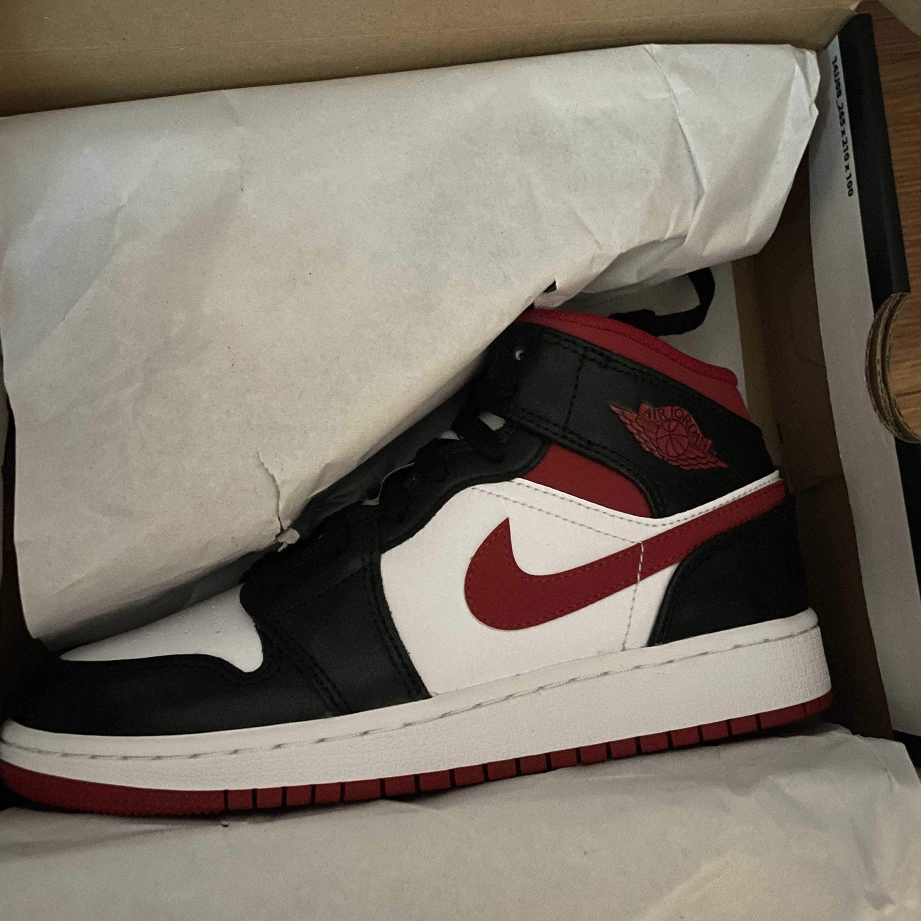 (GS) Jordan 1 Mid Gym Red Black White 착용 스타일 - 1