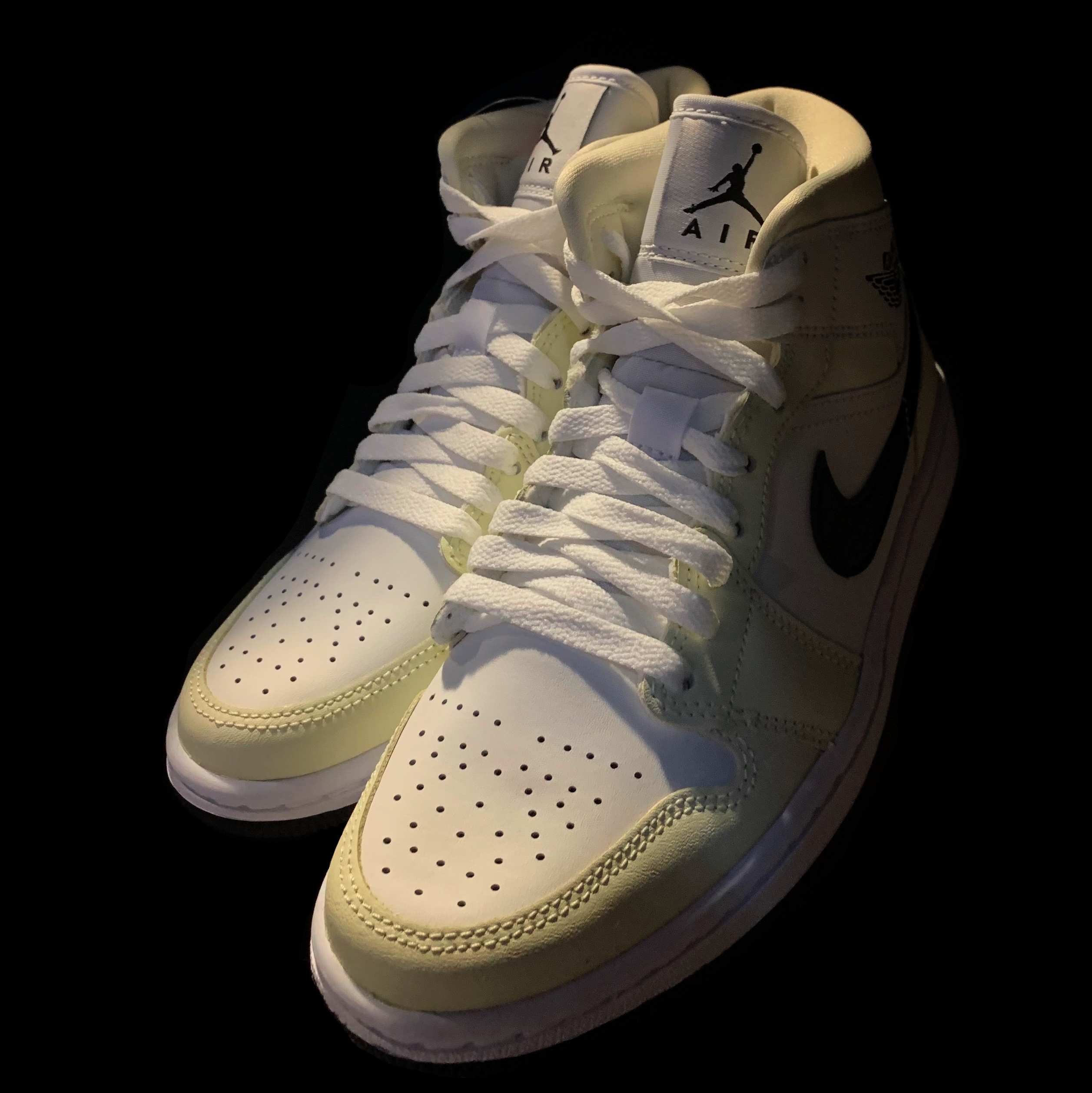 (W) Jordan 1 Mid Coconut Milk 착용 스타일 - 1