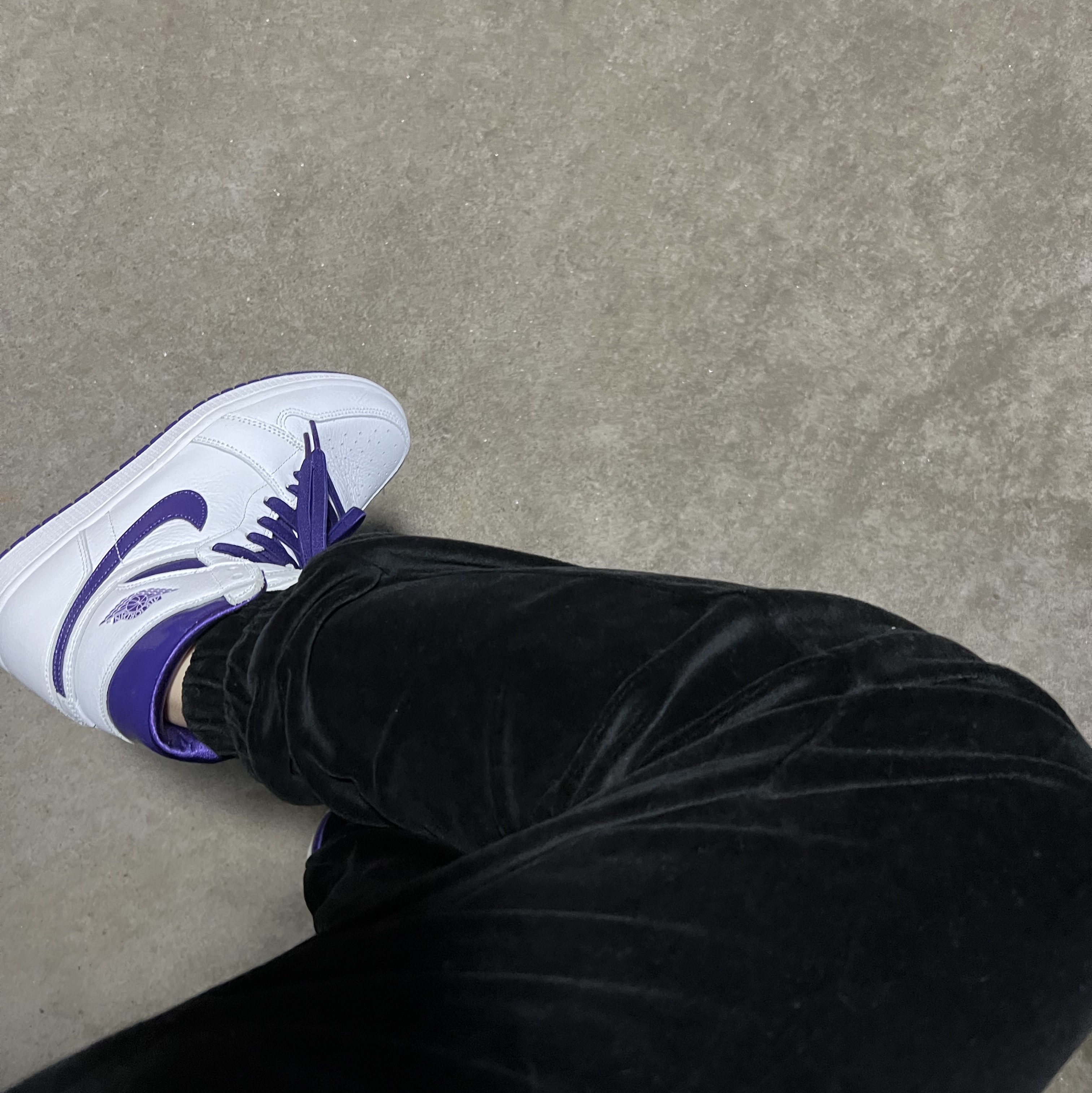 (W) Jordan 1 High OG Court Purple 착용 스타일 - 2