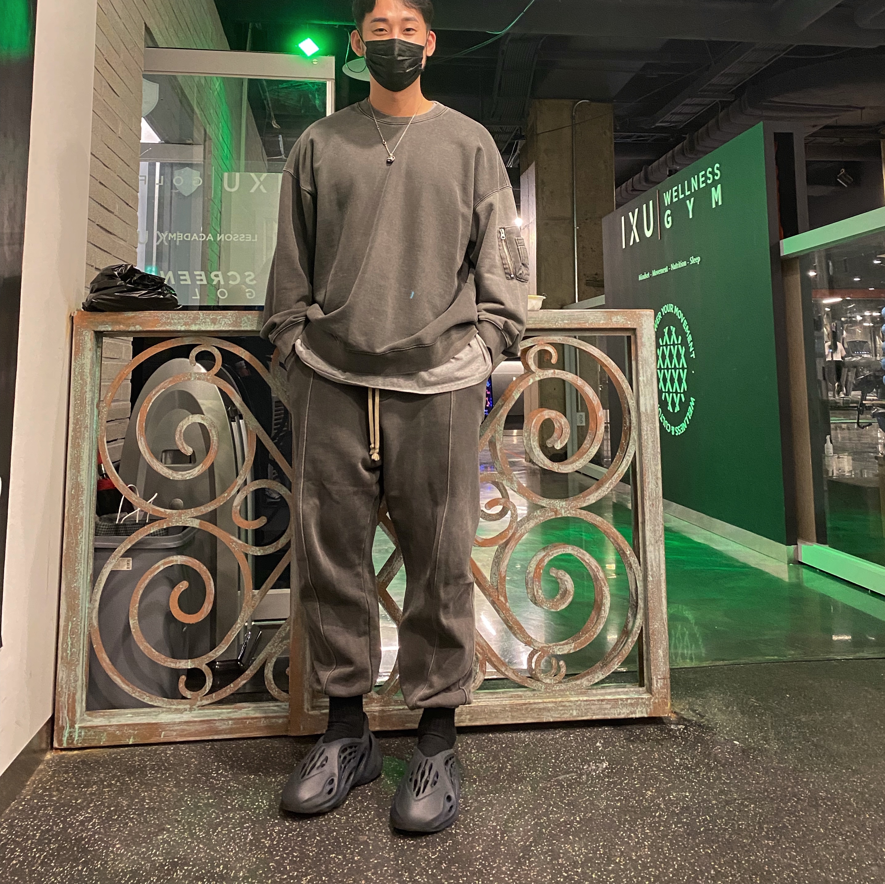 Adidas Yeezy Foam RNNR Mineral Blue 착용 스타일