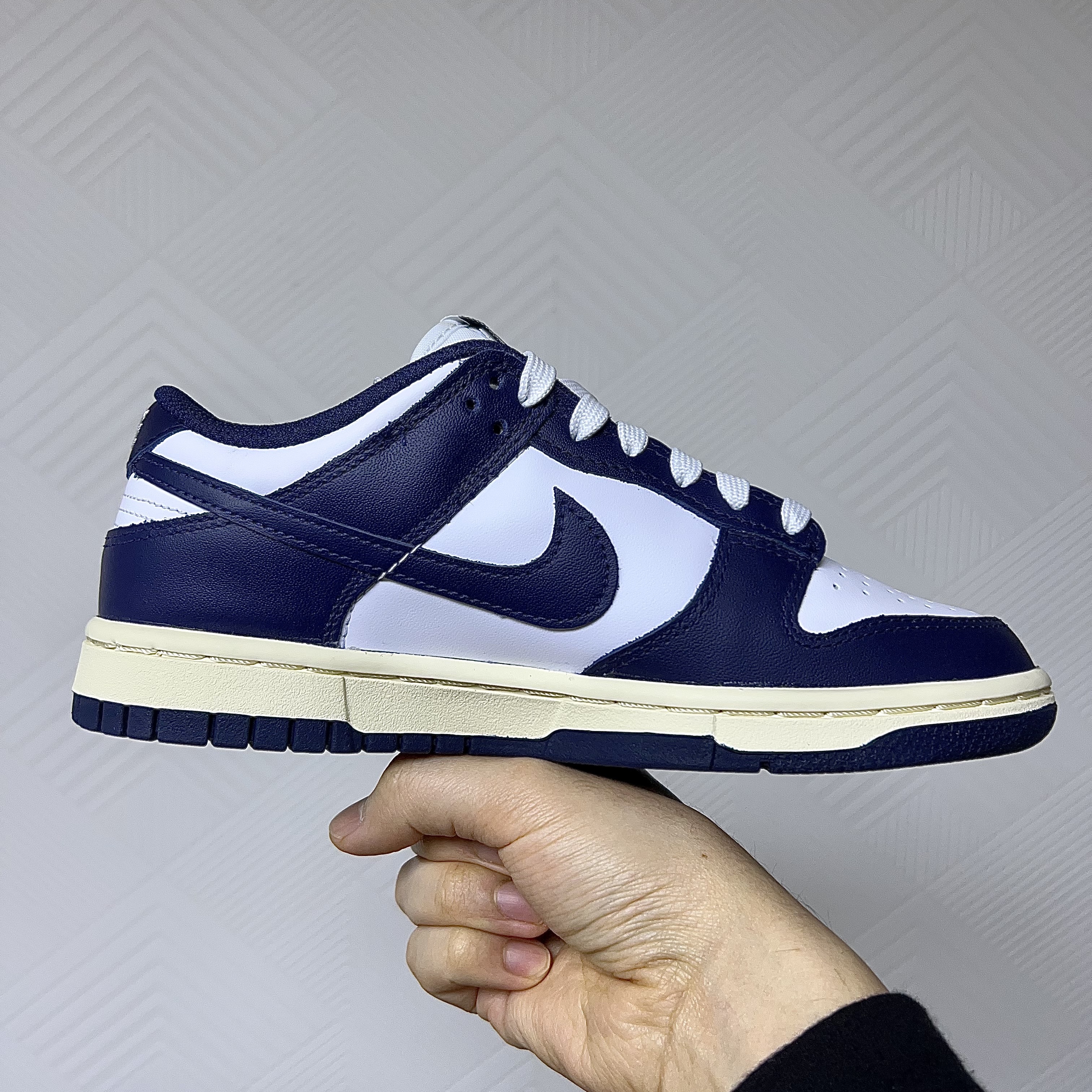 (W) Nike Dunk Low Vintage Midnight Navy 착용 스타일 - 2