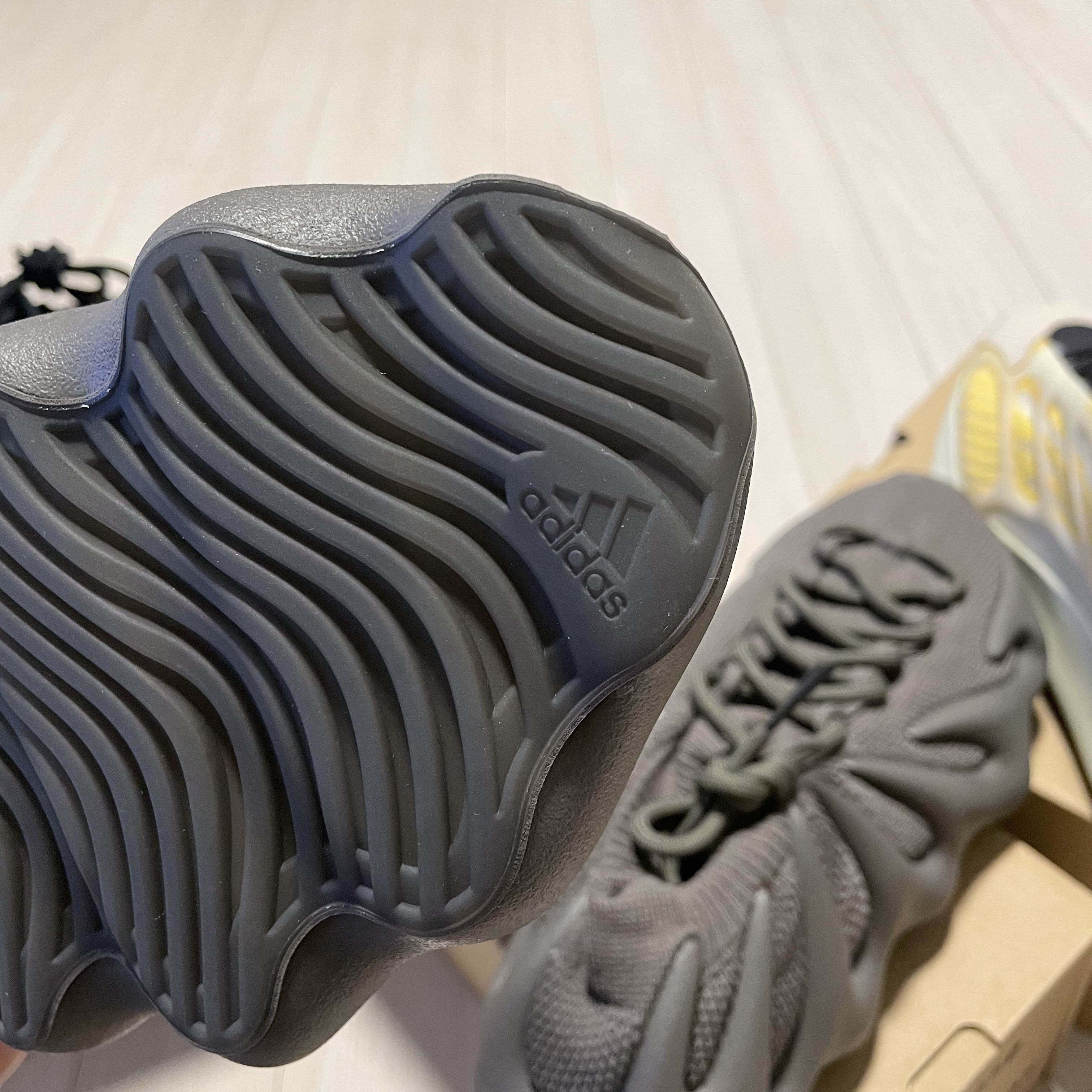 Adidas Yeezy 450 Cinder, Adidas Yeezy 700 V3 Mono Safflower 착용 스타일 - 3
