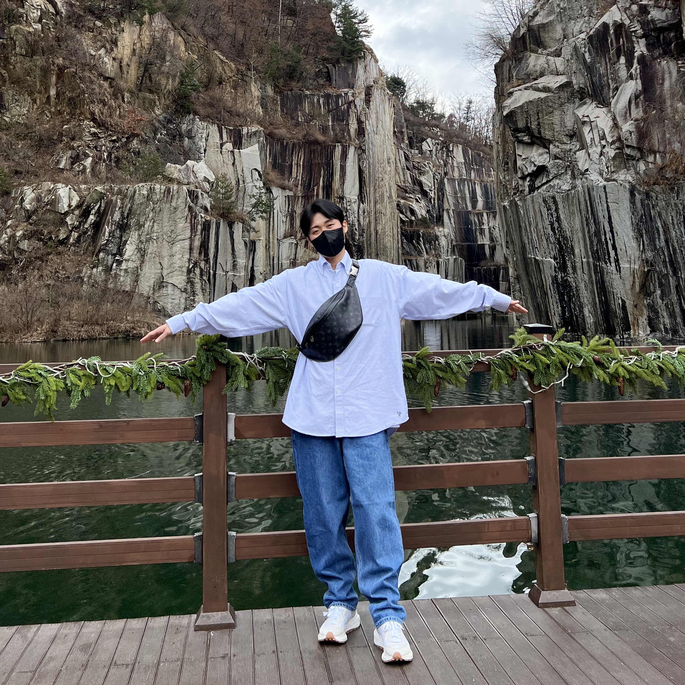 Nike x Sacai VaporWaffle White and Gum, Louis Vuitton Discovery Bumbag Monogram Eclipse 착용 스타일