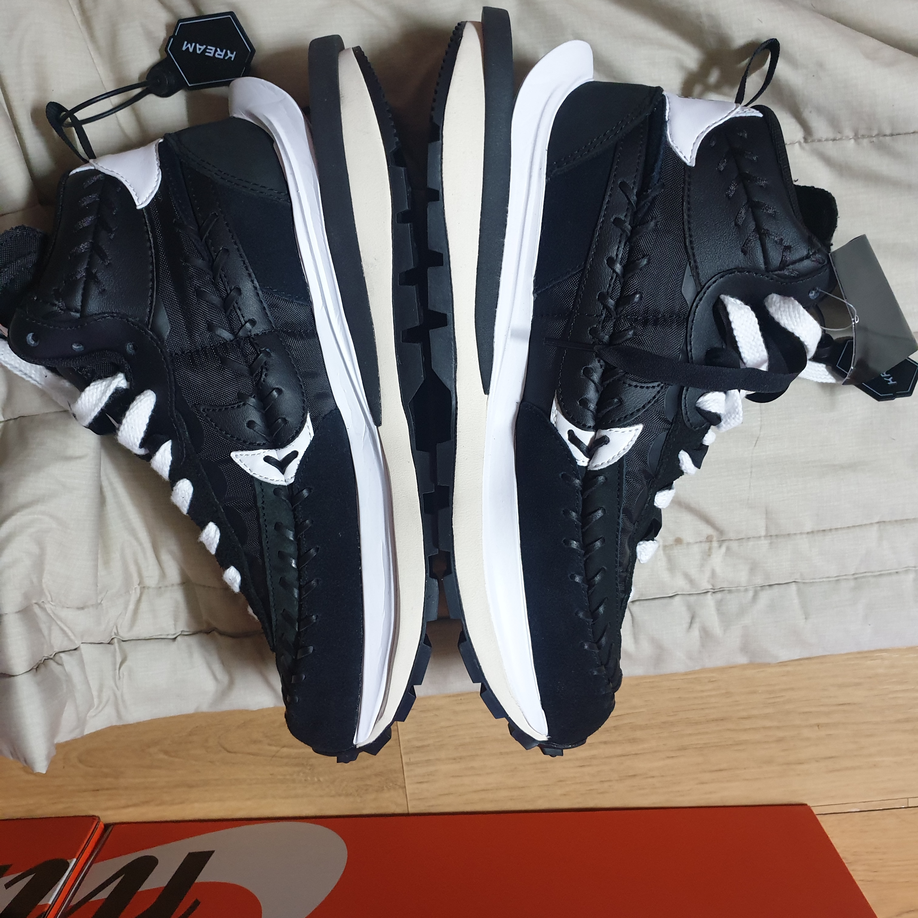 Nike x Sacai x Jean Paul Gaultier VaporWaffle Black White 착용 스타일 - 1