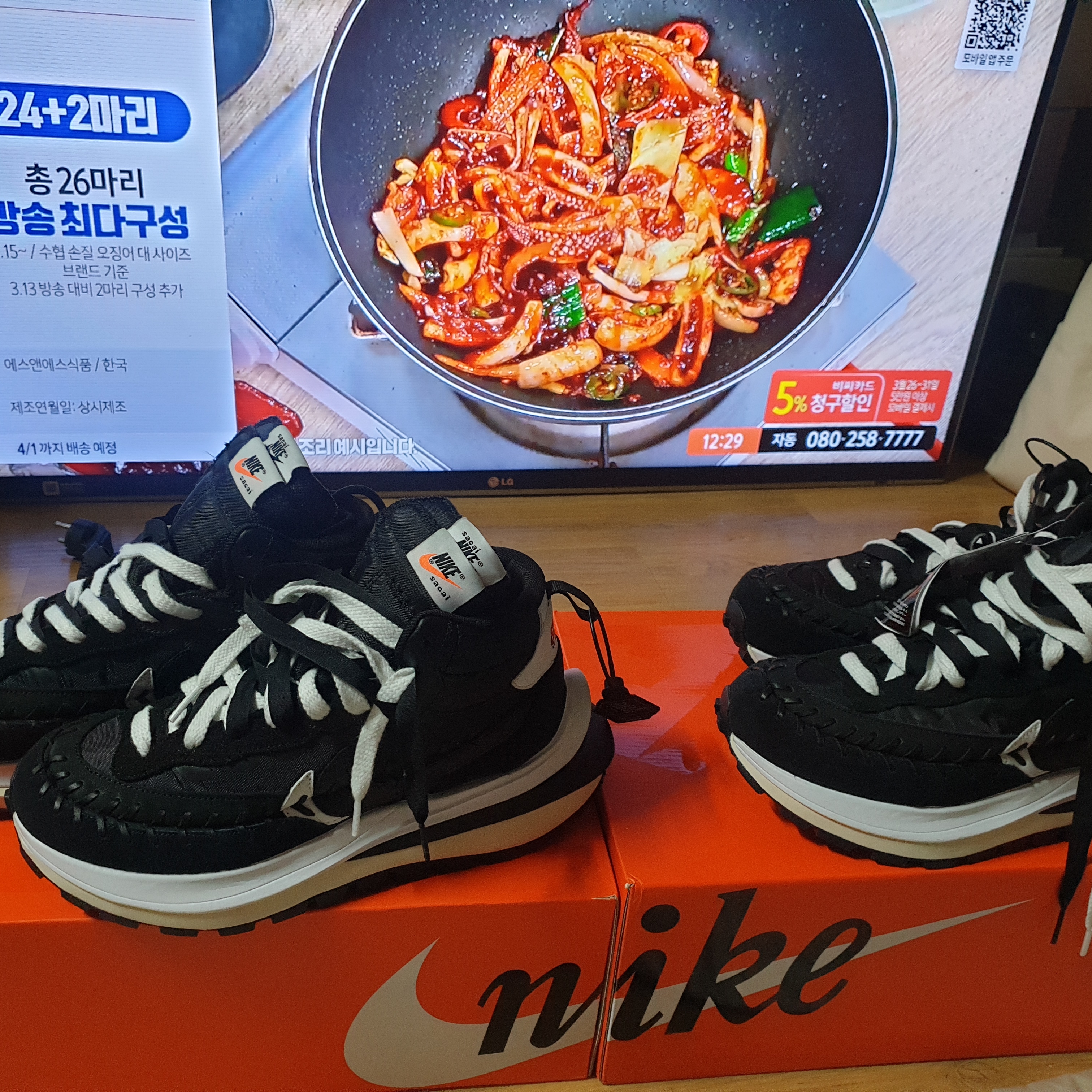 Nike x Sacai x Jean Paul Gaultier VaporWaffle Black White 착용 스타일 - 3