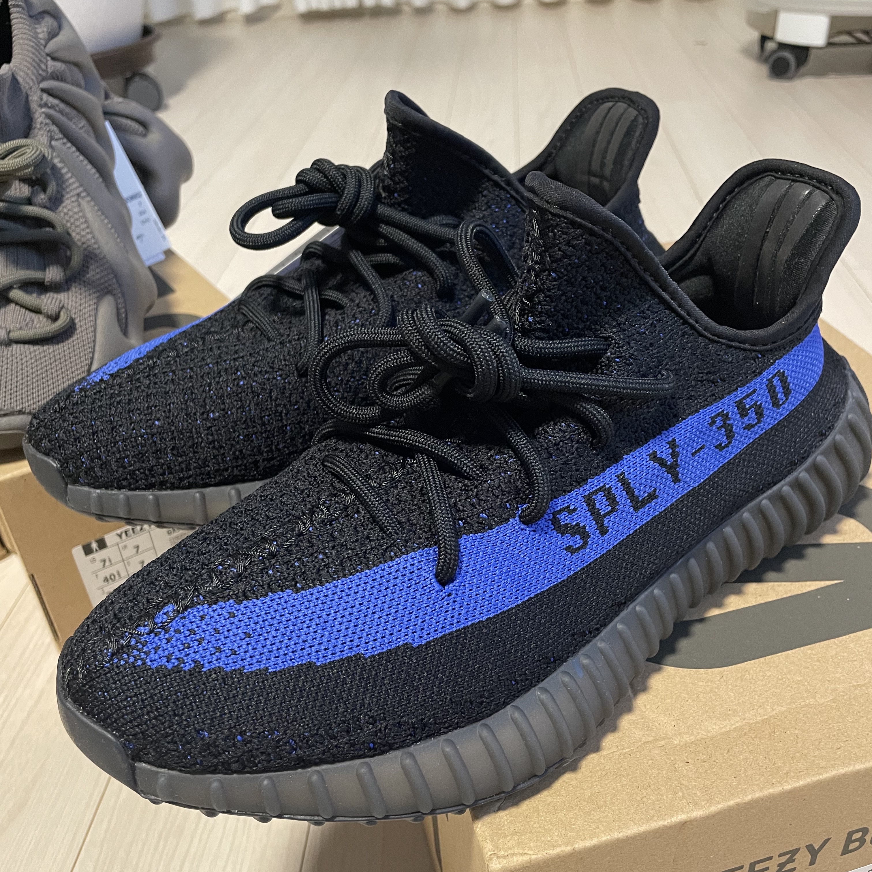 Adidas Yeezy 450 Cinder, Adidas Yeezy 700 V3 Mono Safflower 착용 스타일 - 2