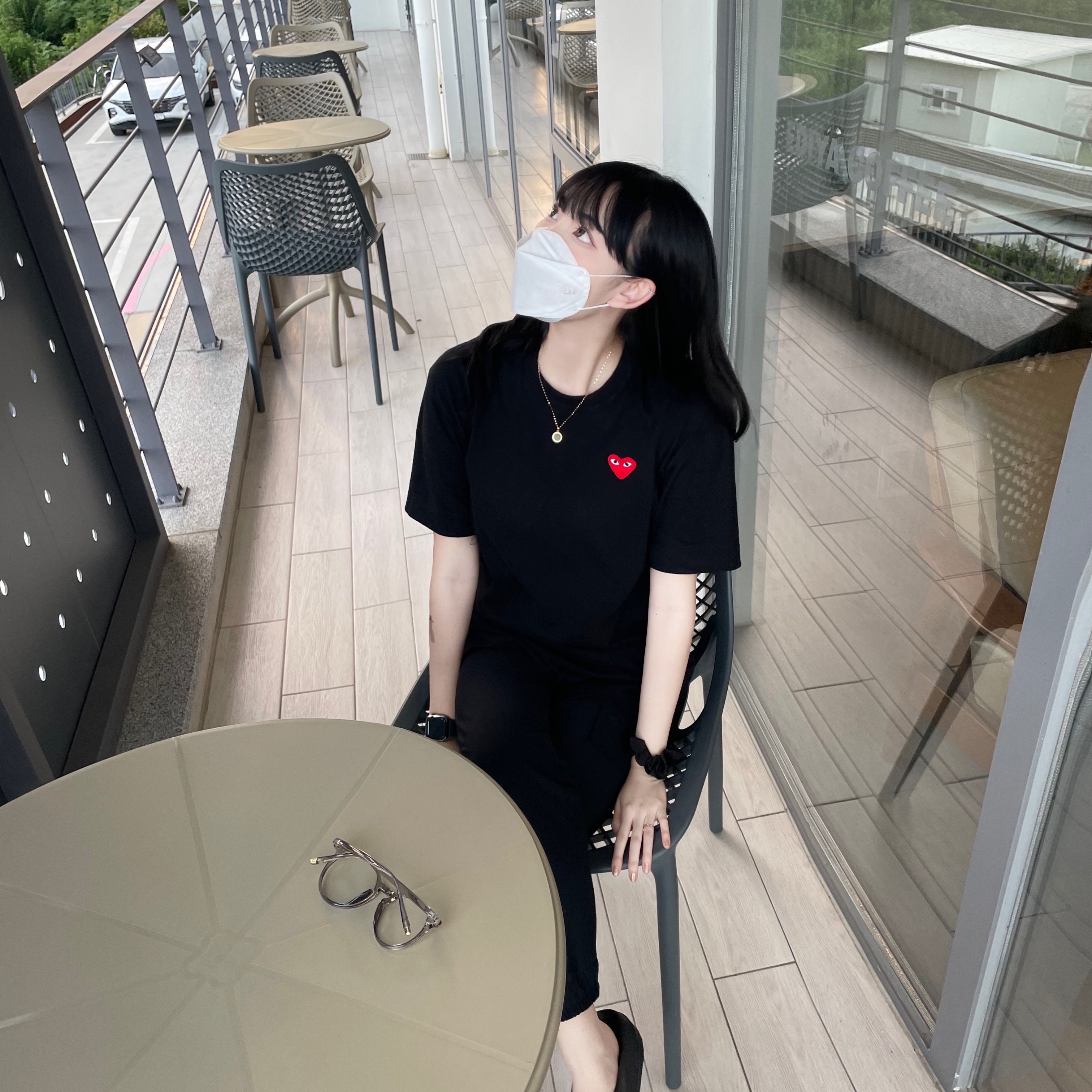 Play Comme des Garcons Red Heart T-Shirt Black 착용 스타일 - 4