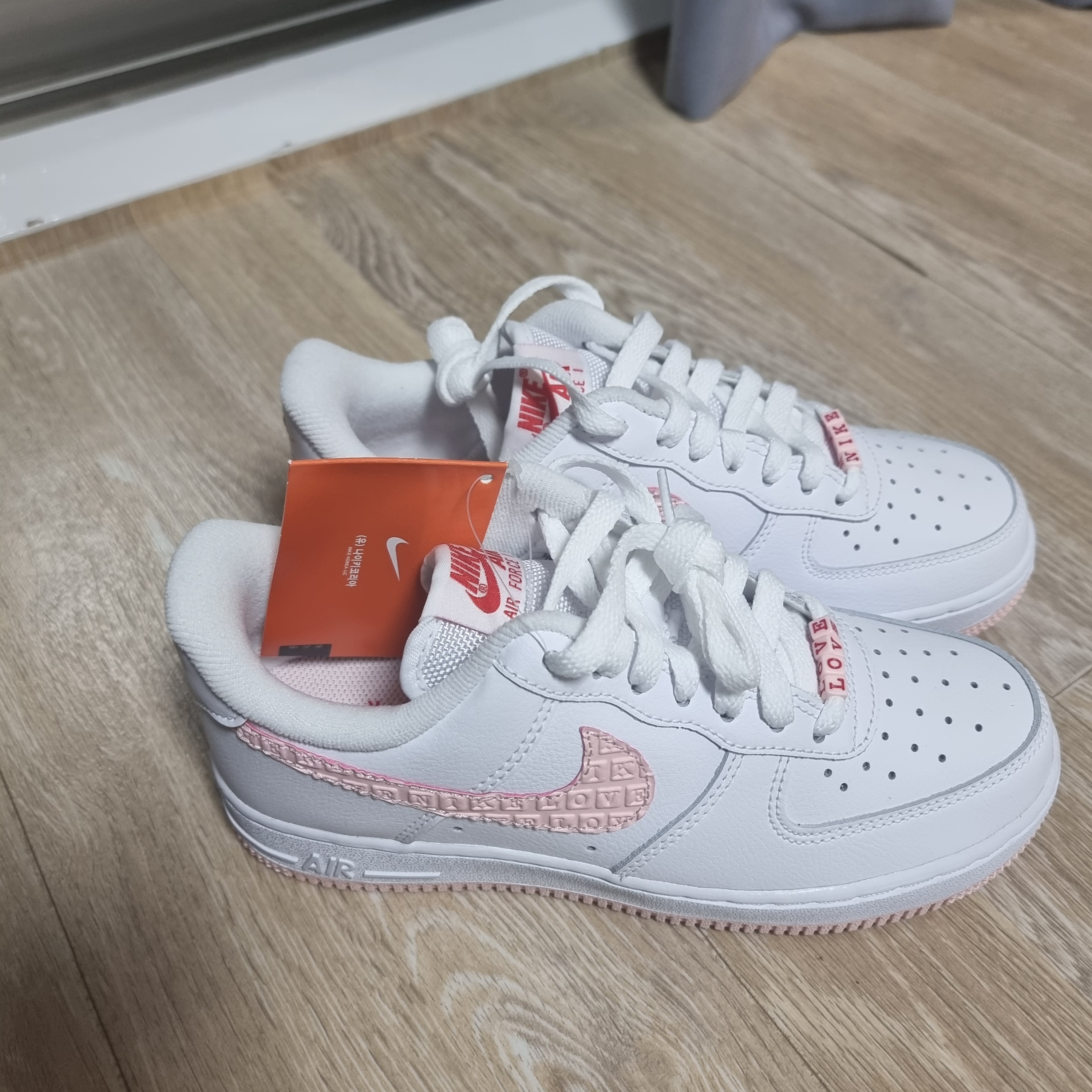 (W) Nike Air Force 1 '07 Valentine Day 2022 착용 스타일 - 1