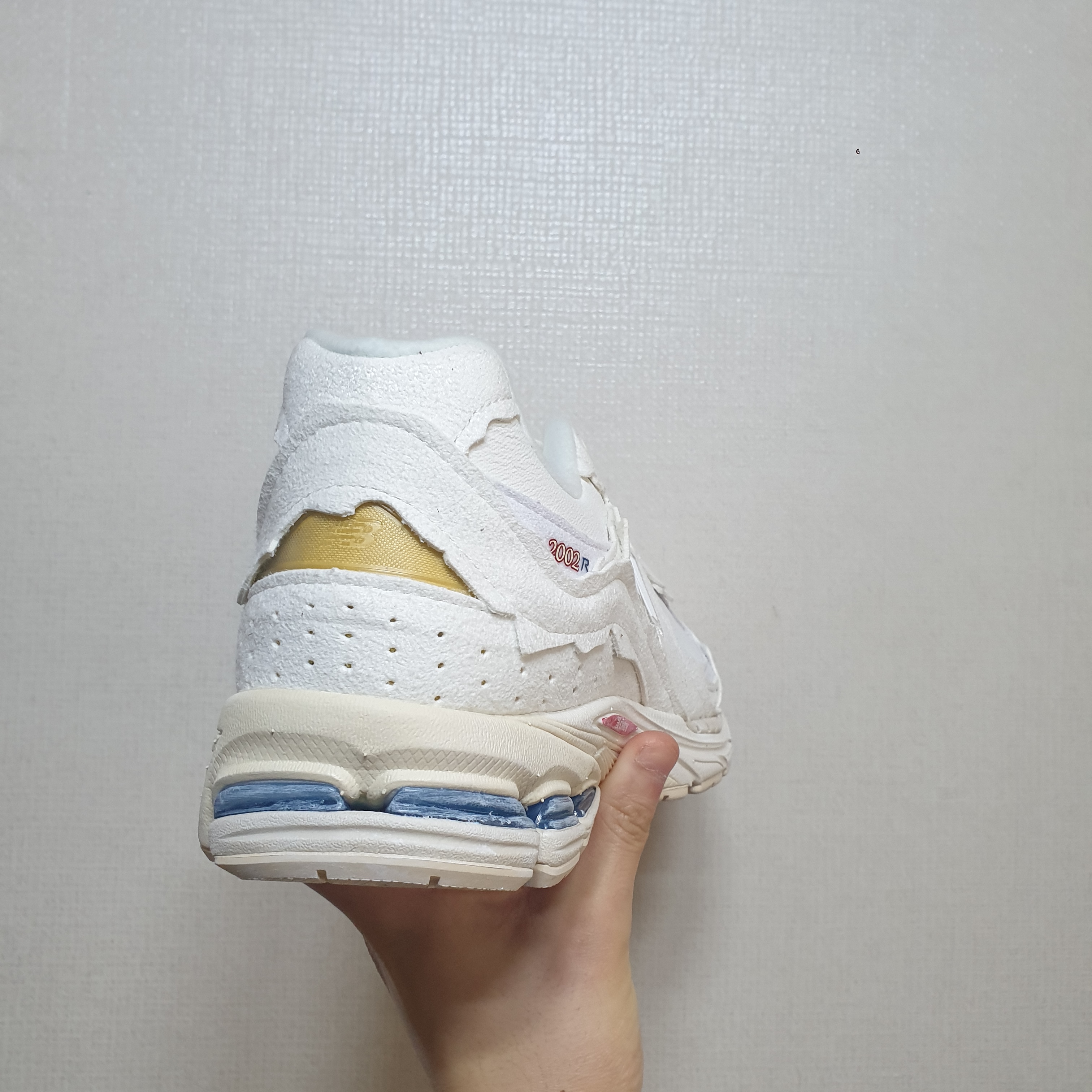 New Balance 2002R Protection Pack Sea Salt 착용 스타일 - 3