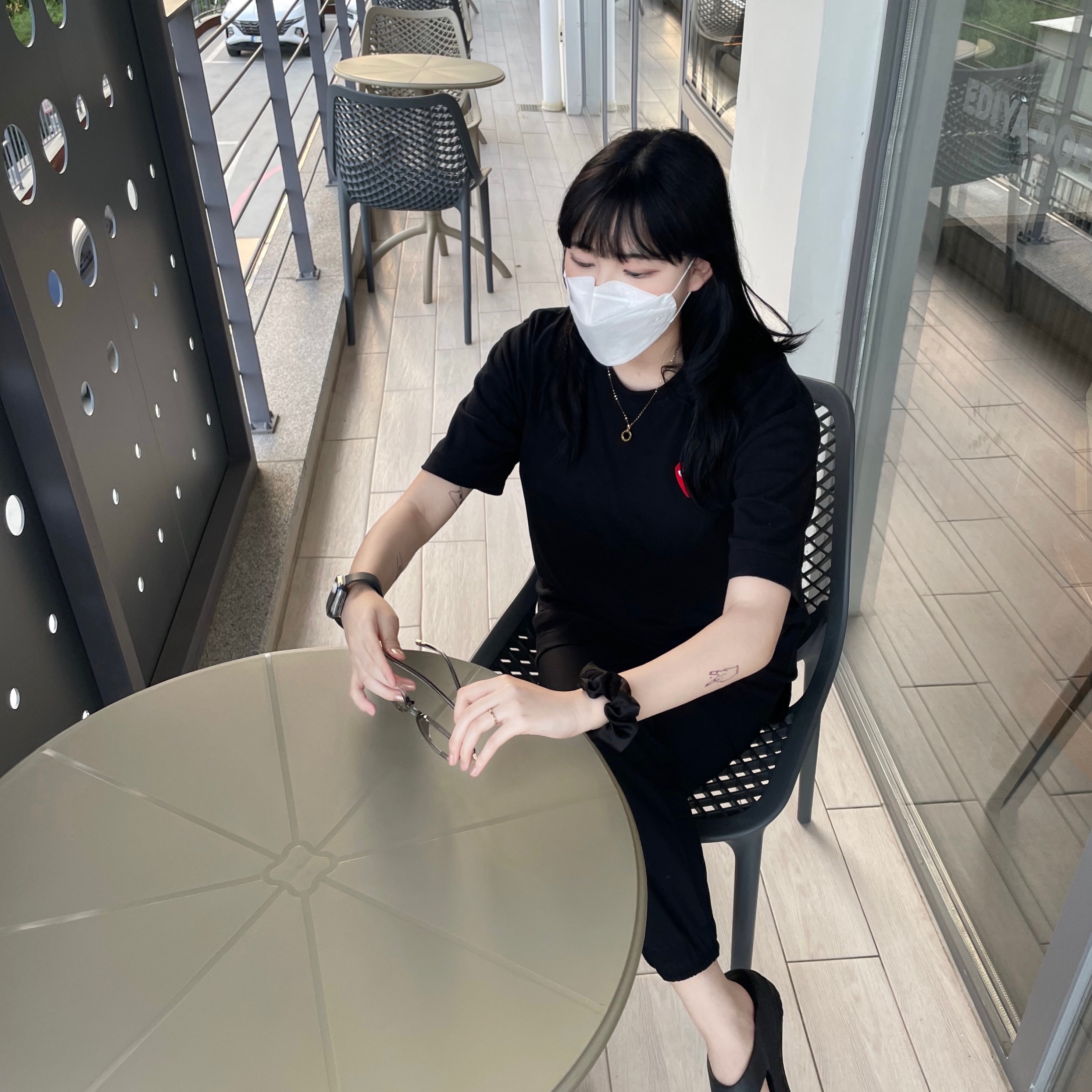 Play Comme des Garcons Red Heart T-Shirt Black 착용 스타일 - 2