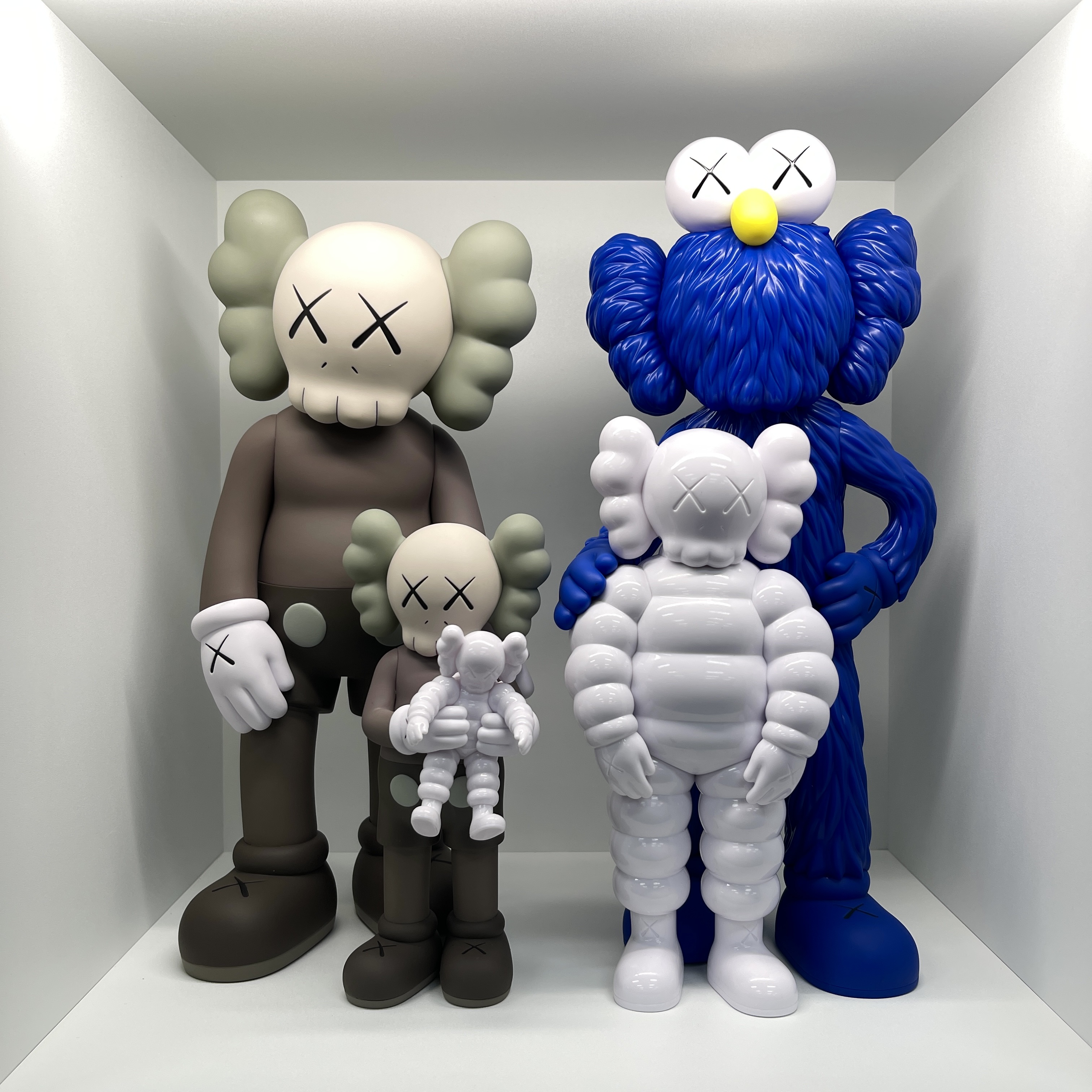 Kaws Family Vinyl Figure Brown Blue White 착용 스타일