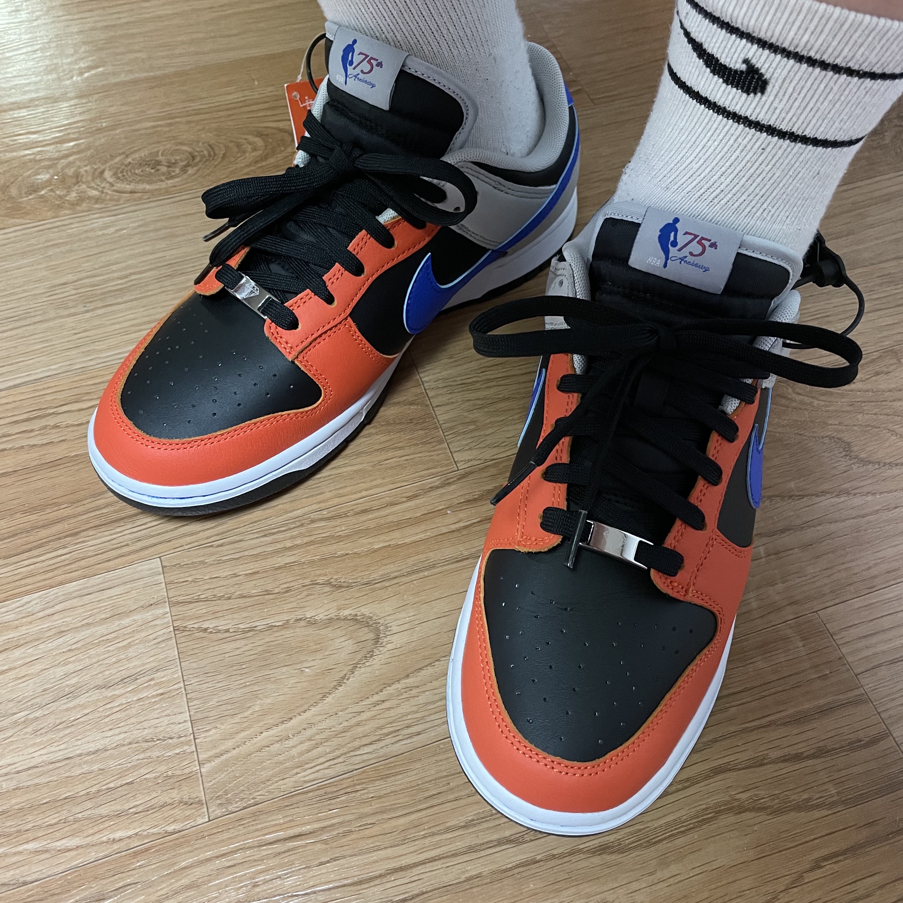 Nike x NBA Dunk Low Retro EMB Racer Blue and Orange 착용 스타일 - 1