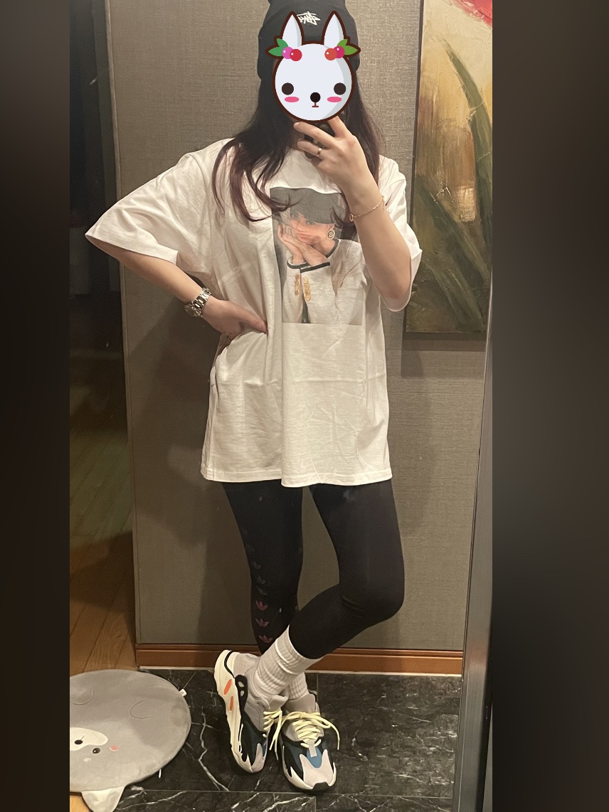 Stussy Boutique T-Shirt White, Adidas Yeezy Boost 700 Wave Runner Solid Grey 2021/2022 착용 스타일 - 2