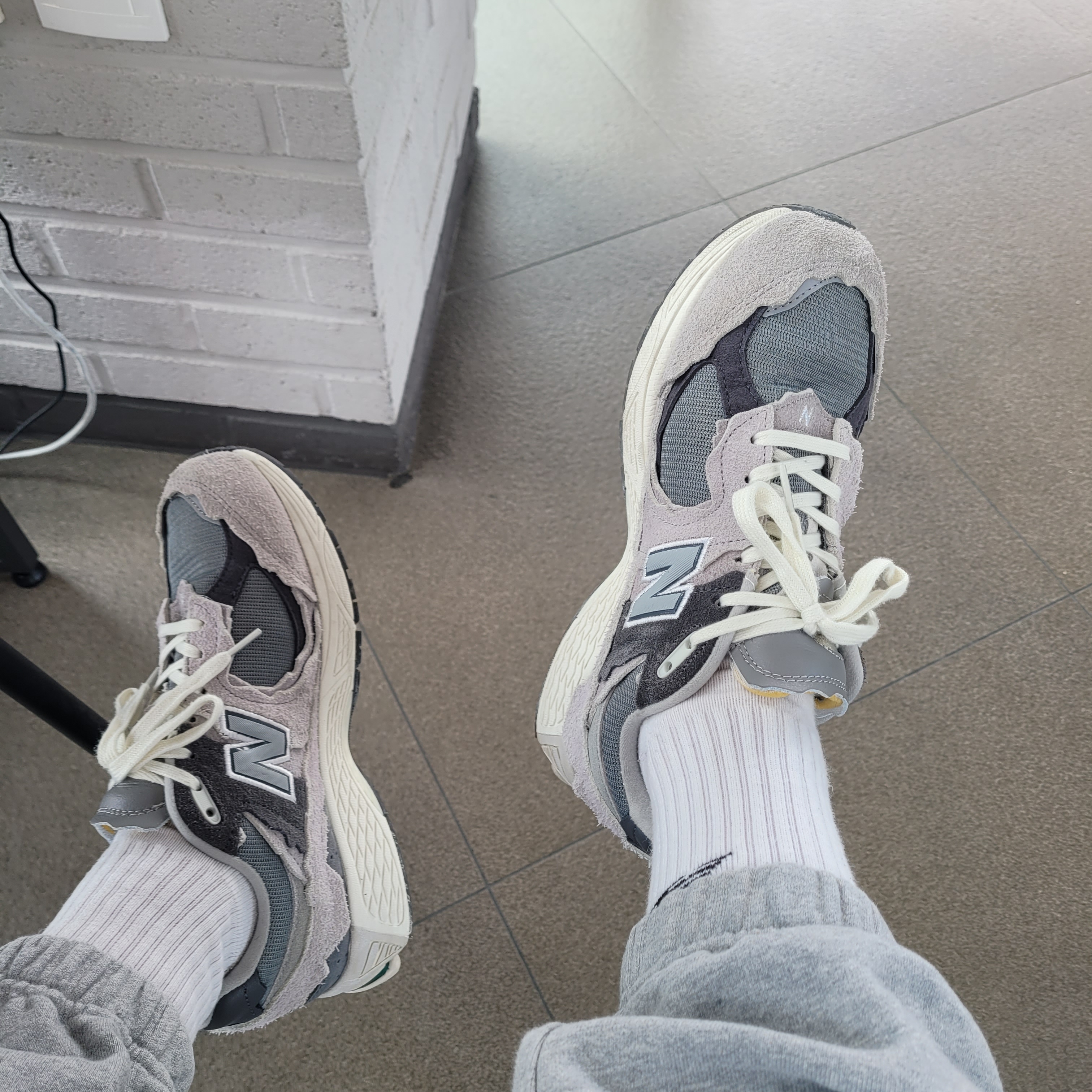 New Balance 2002R Protection Pack Rain Cloud 착용 스타일 - 1