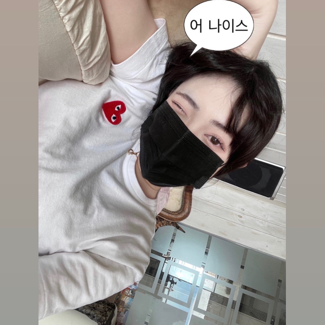 Play Comme des Garcons Red Heart T-Shirt White, (W) Nike Air Max 97 White Pure Platinum 착용 스타일 - 2