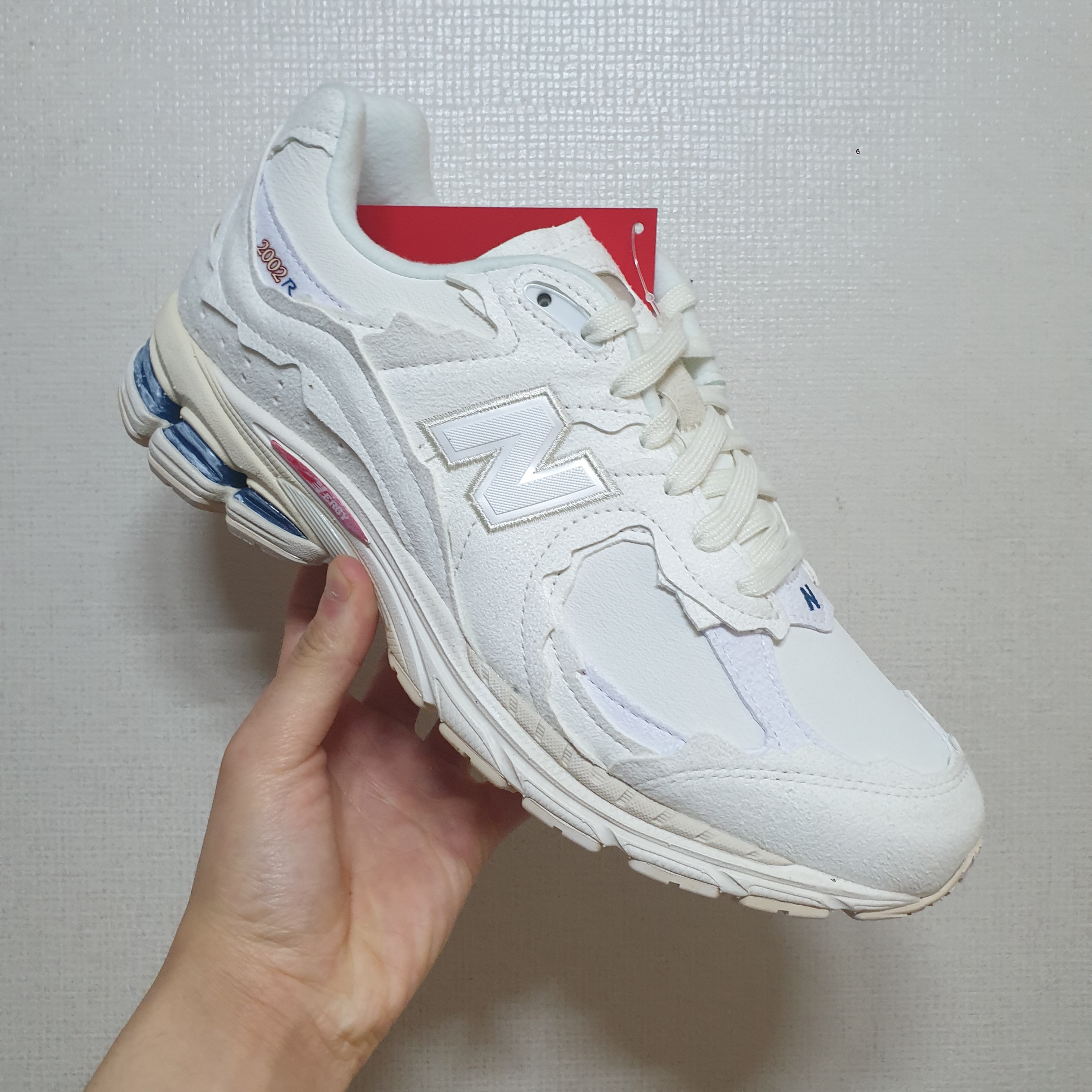 New Balance 2002R Protection Pack Sea Salt 착용 스타일 - 1