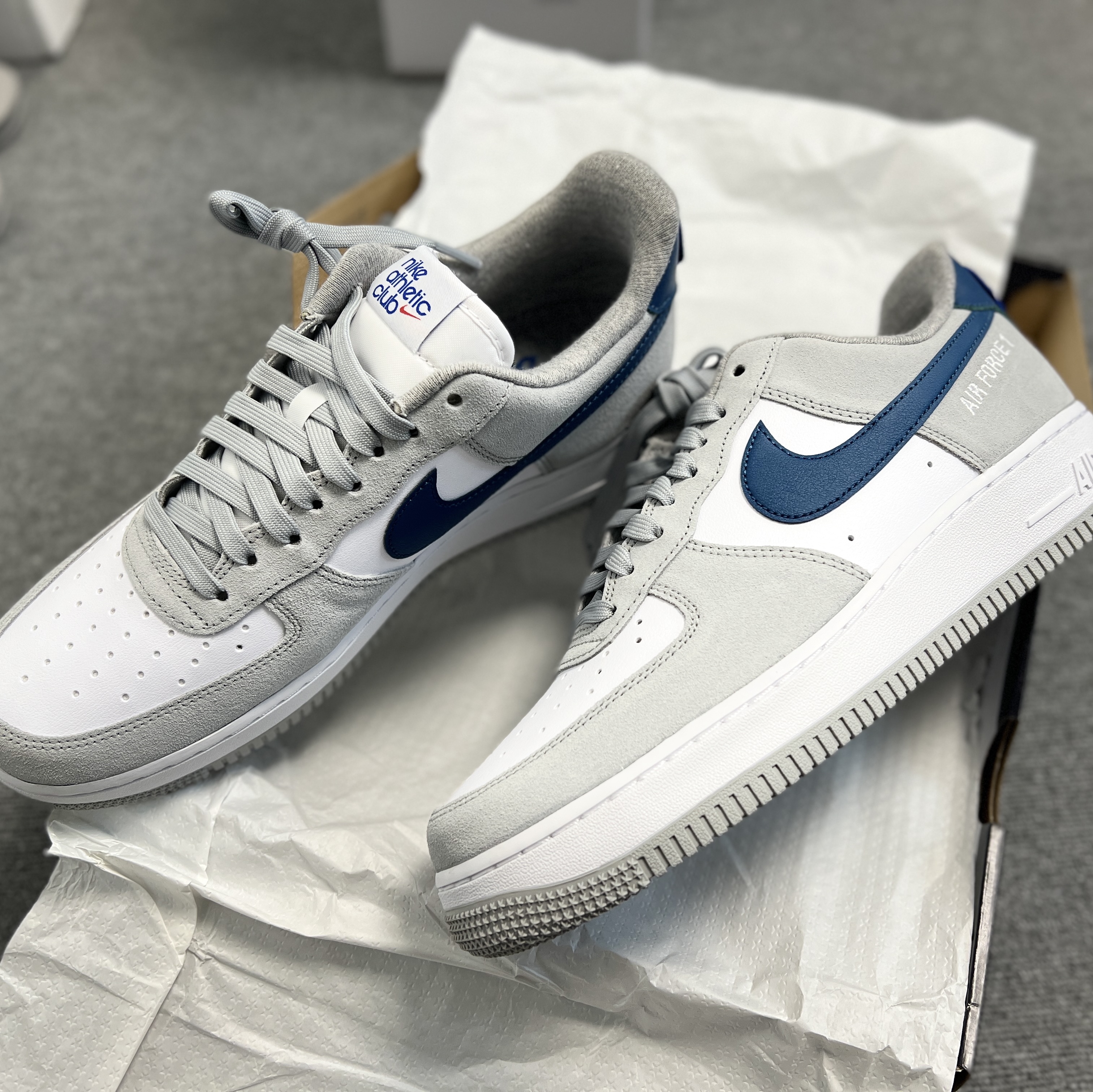 Nike Air Force 1 '07 LV8 Athletic Club Light Smoke Grey Marina 착용 스타일 - 1