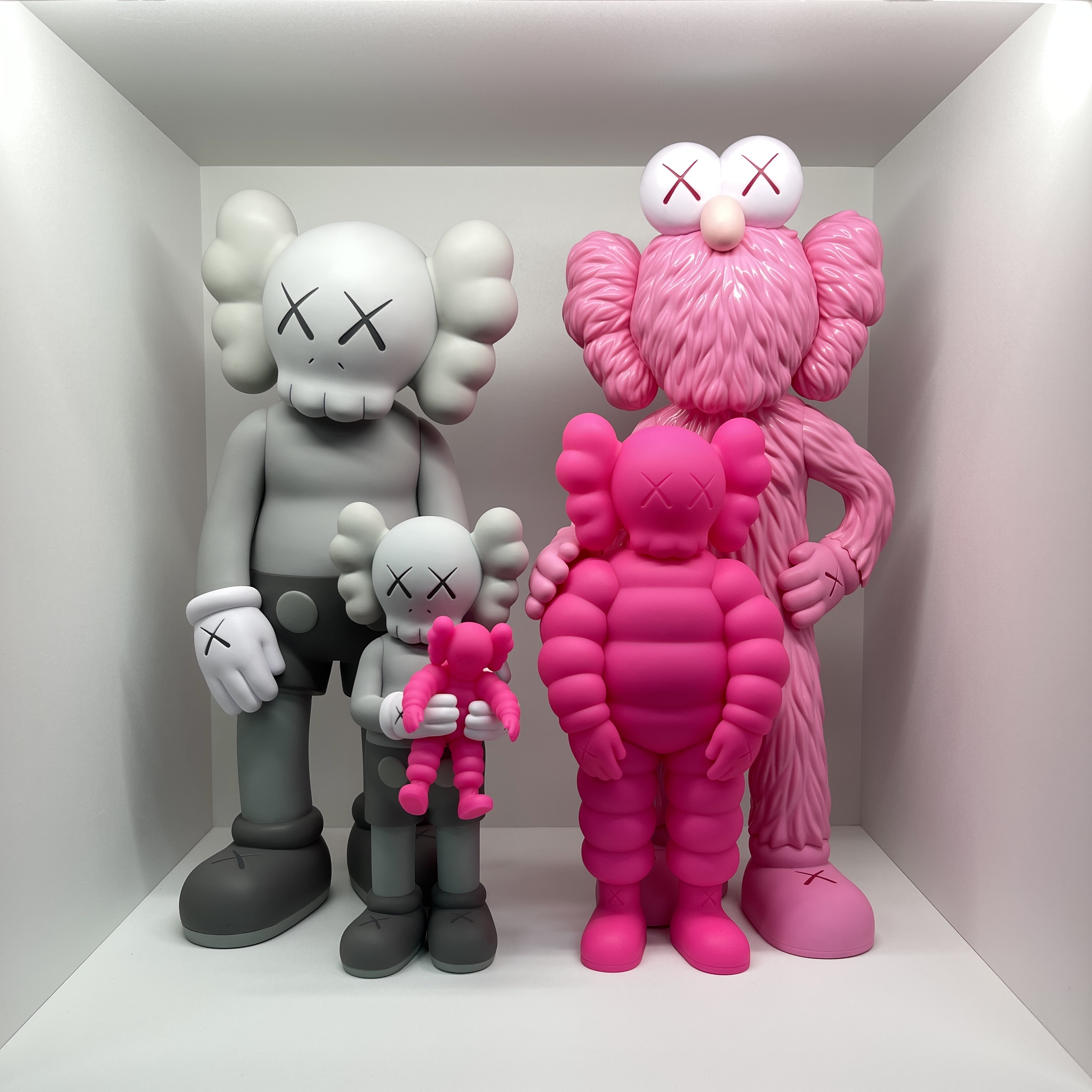 Kaws Family Vinyl Figure Grey Pink 착용 스타일