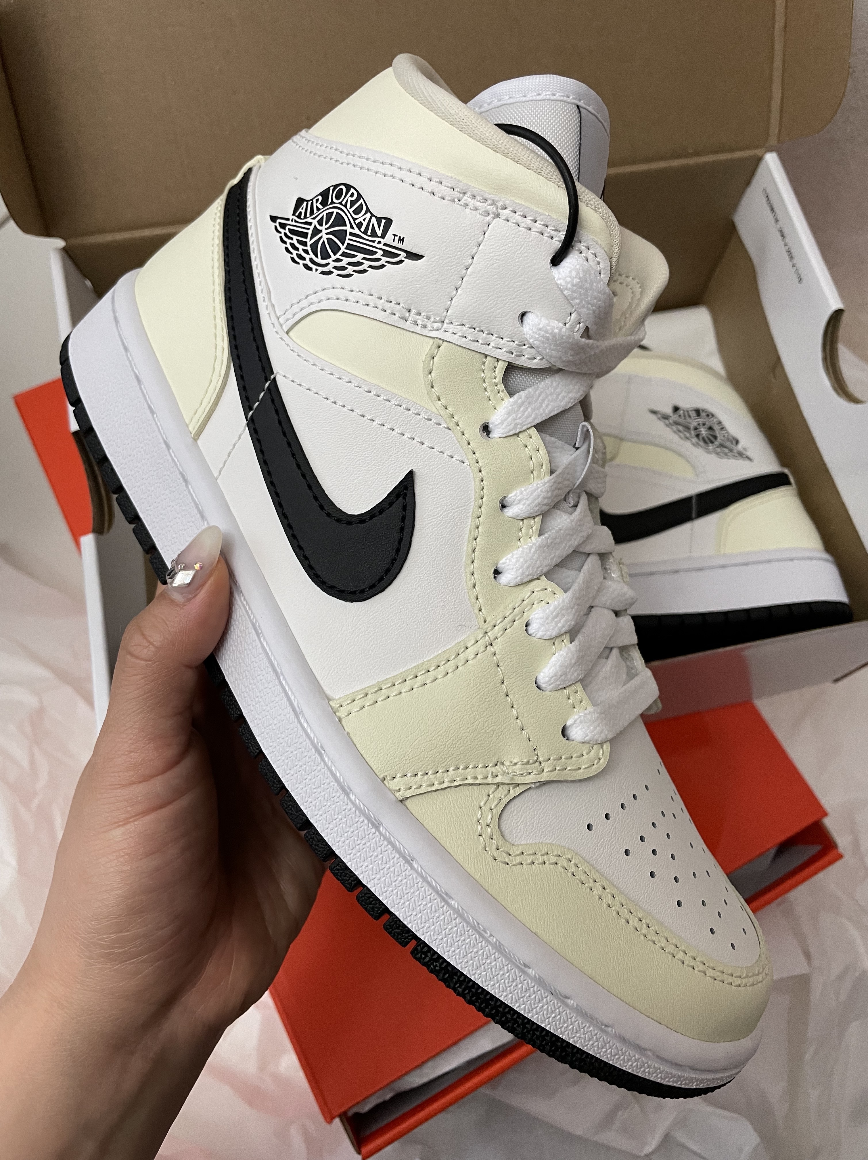 (W) Jordan 1 Mid Coconut Milk 착용 스타일