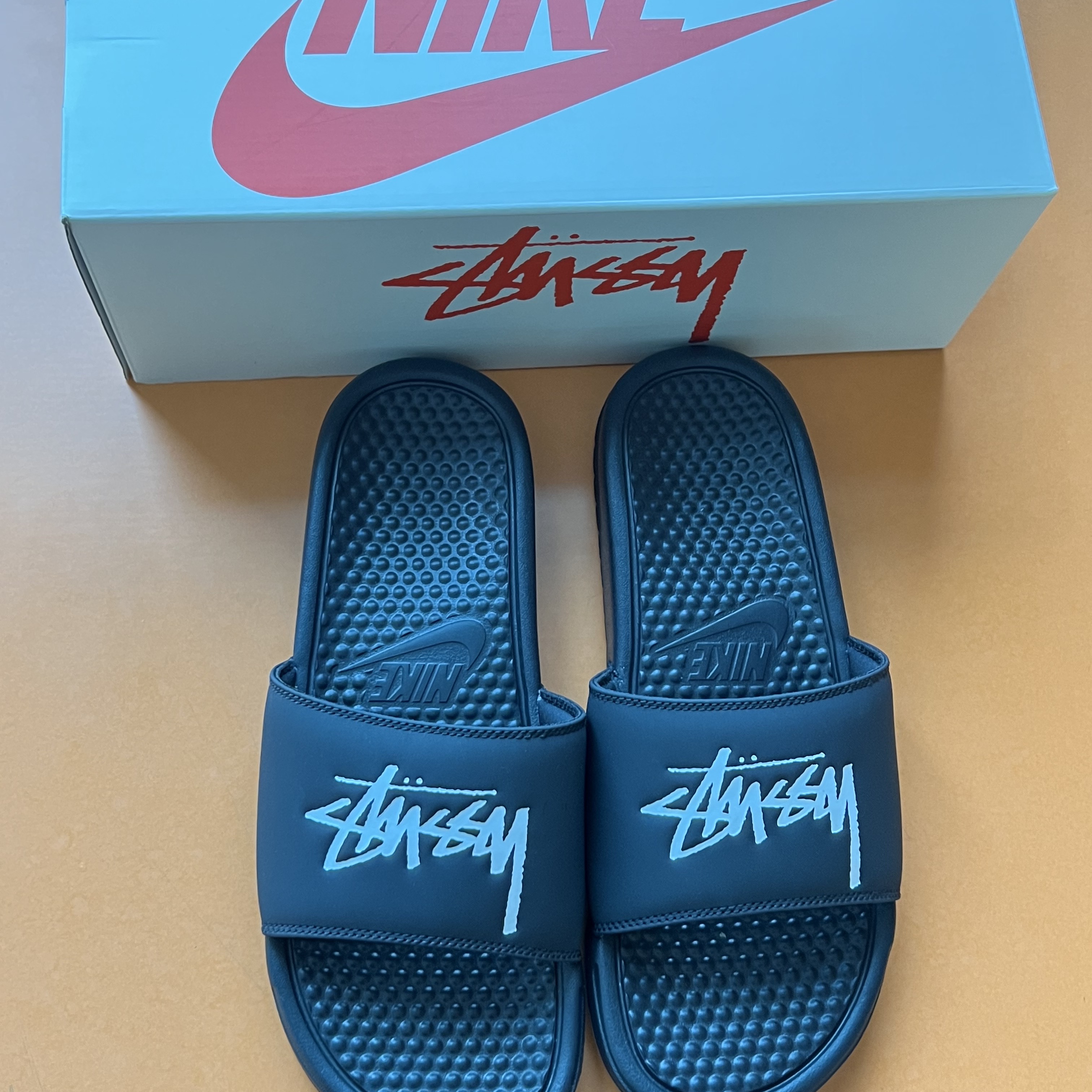 Nike x Stussy Benassi Slide Off Noir, Nike x Stussy Benassi Slide Black 착용 스타일 - 2