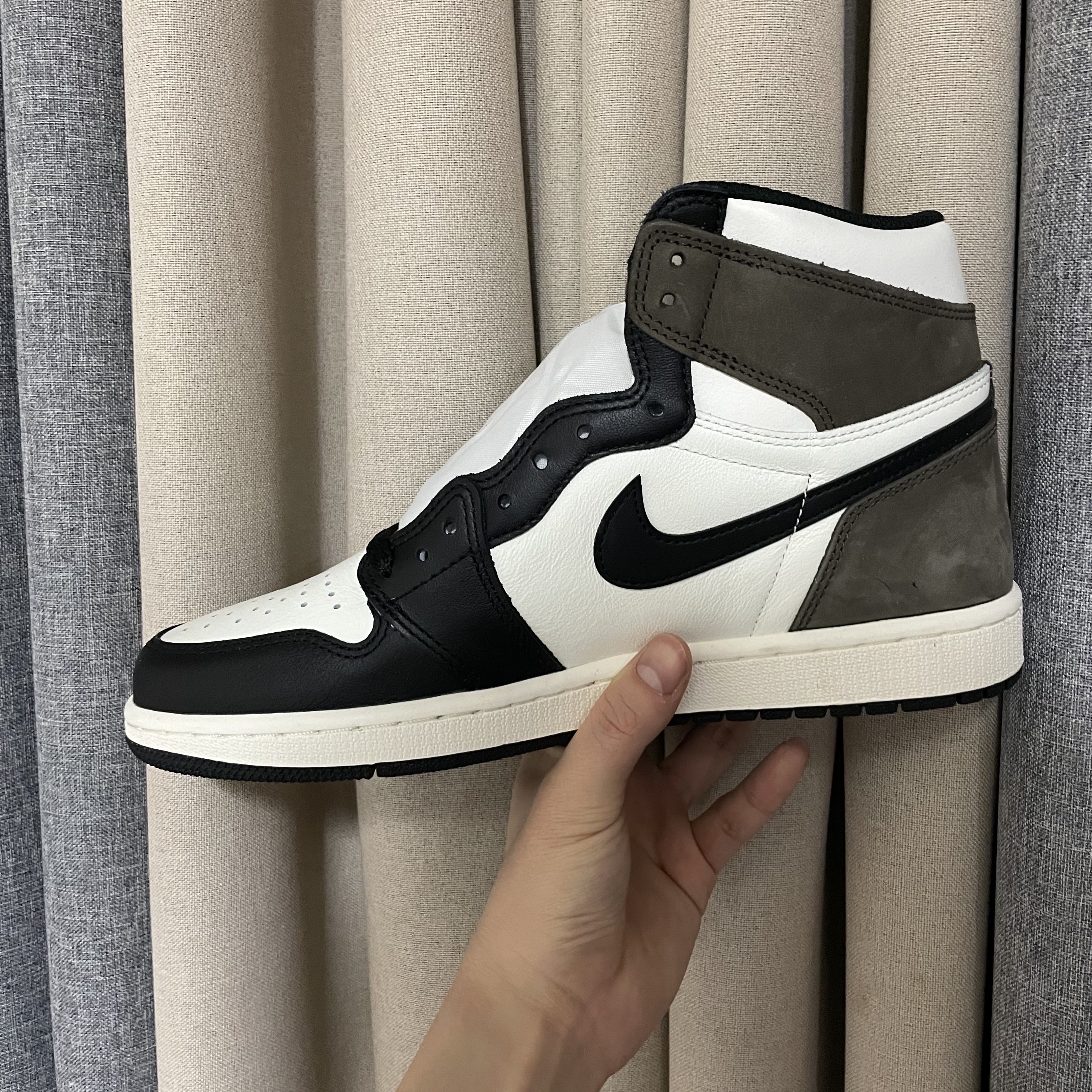 Jordan 1 Retro High OG Black Mocha 착용 스타일
