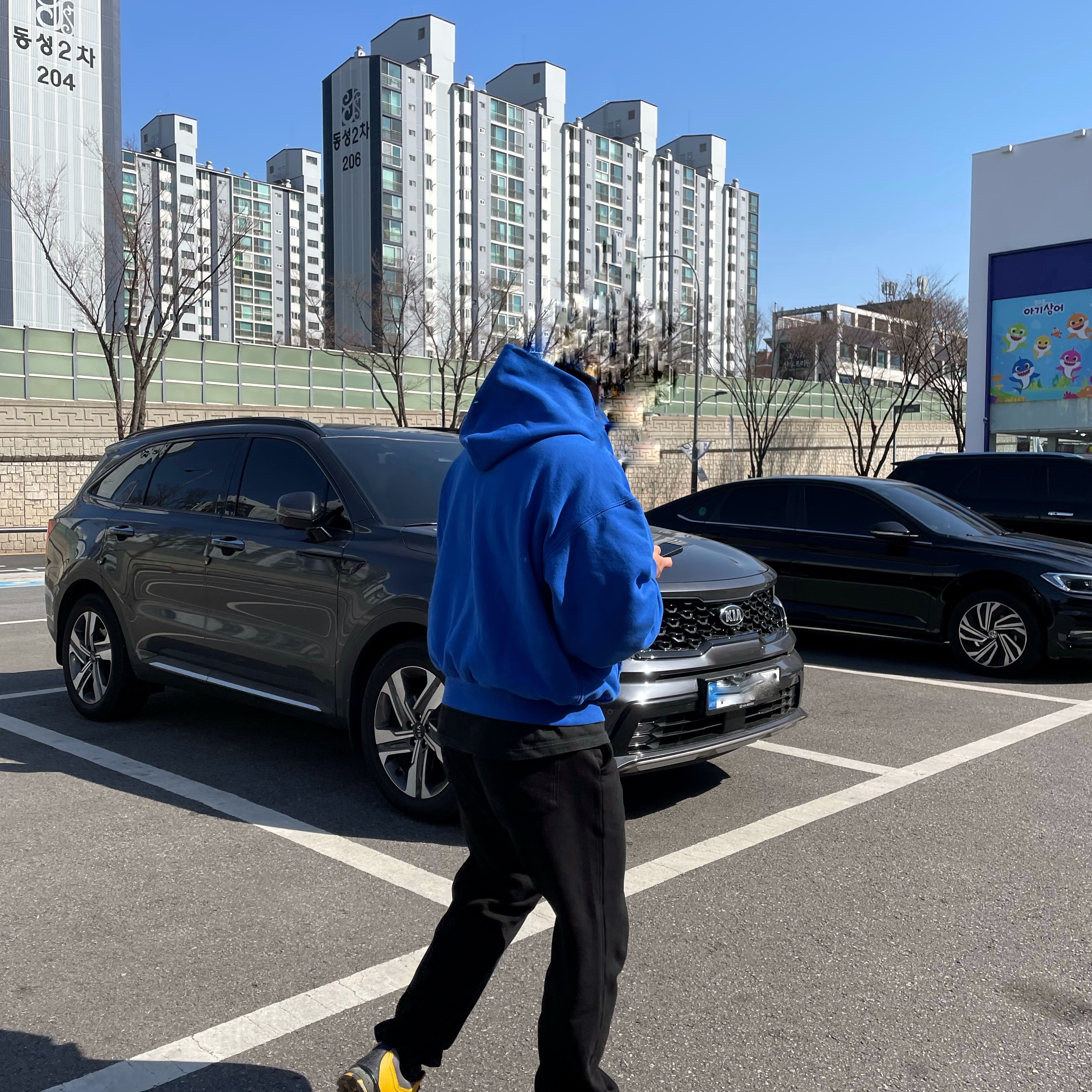 Yeezy Gap Hoodie Blue 착용 스타일