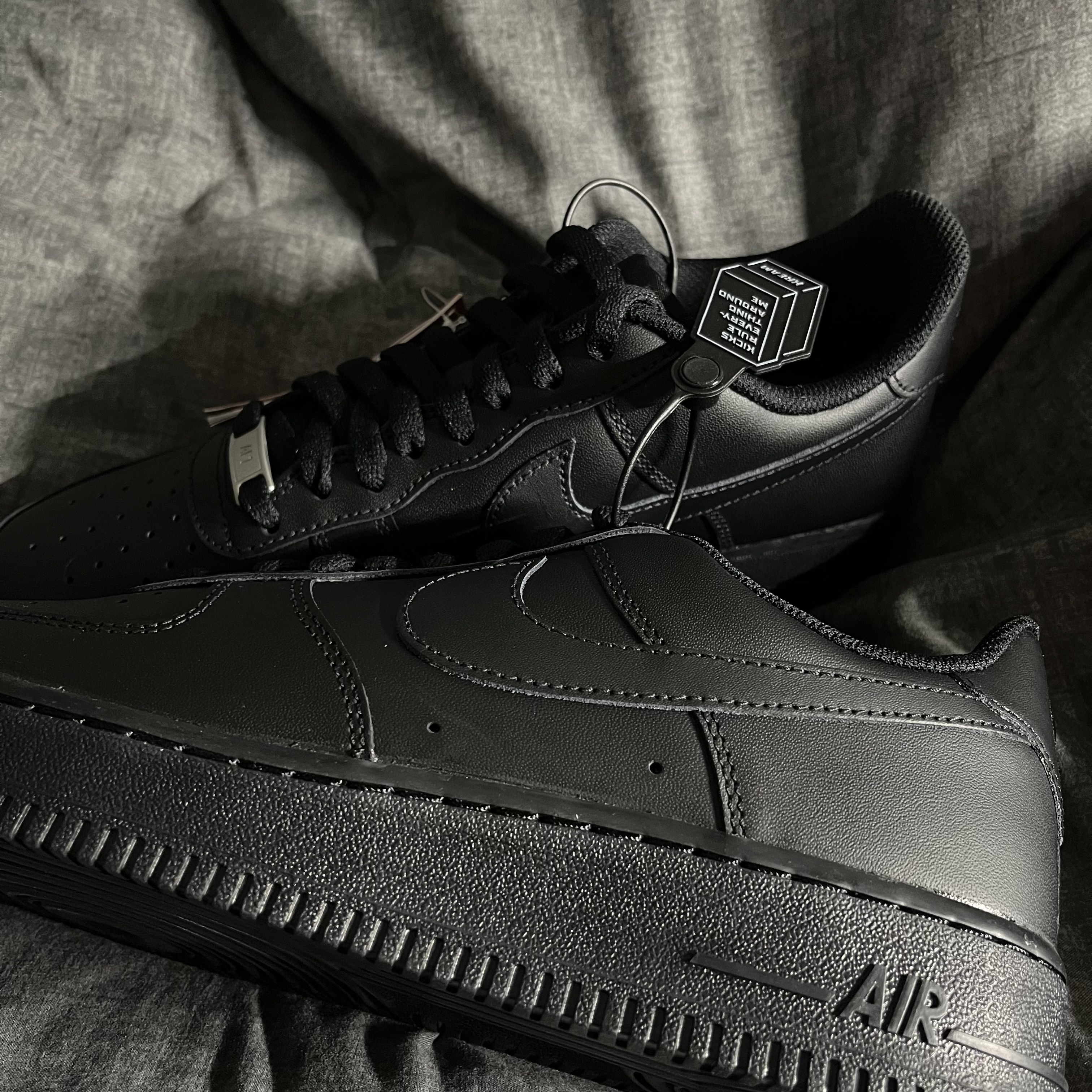 Nike Air Force 1 '07 Low Triple Black 착용 스타일 - 1