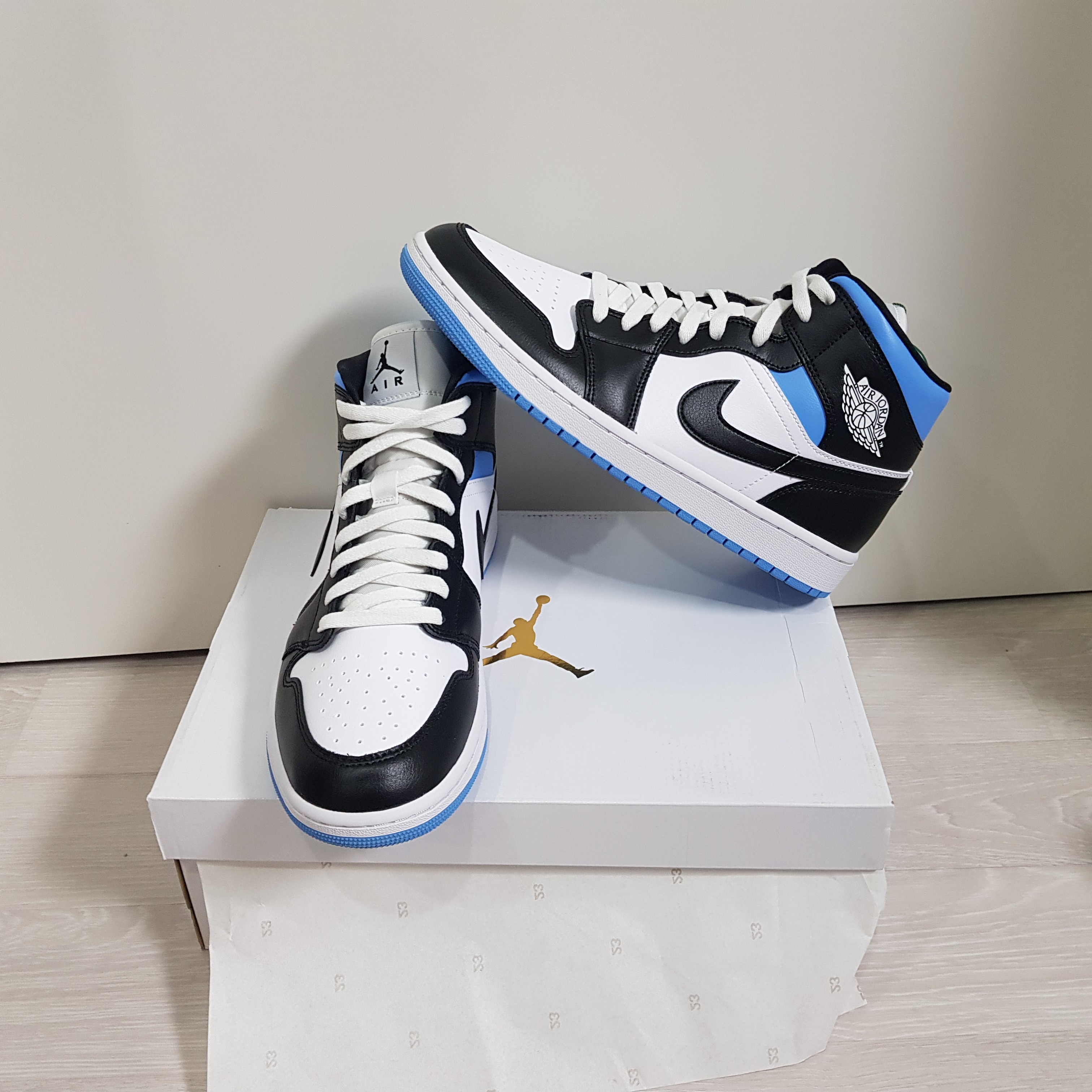 (W) Jordan 1 Mid White Black University Blue 착용 스타일 - 3