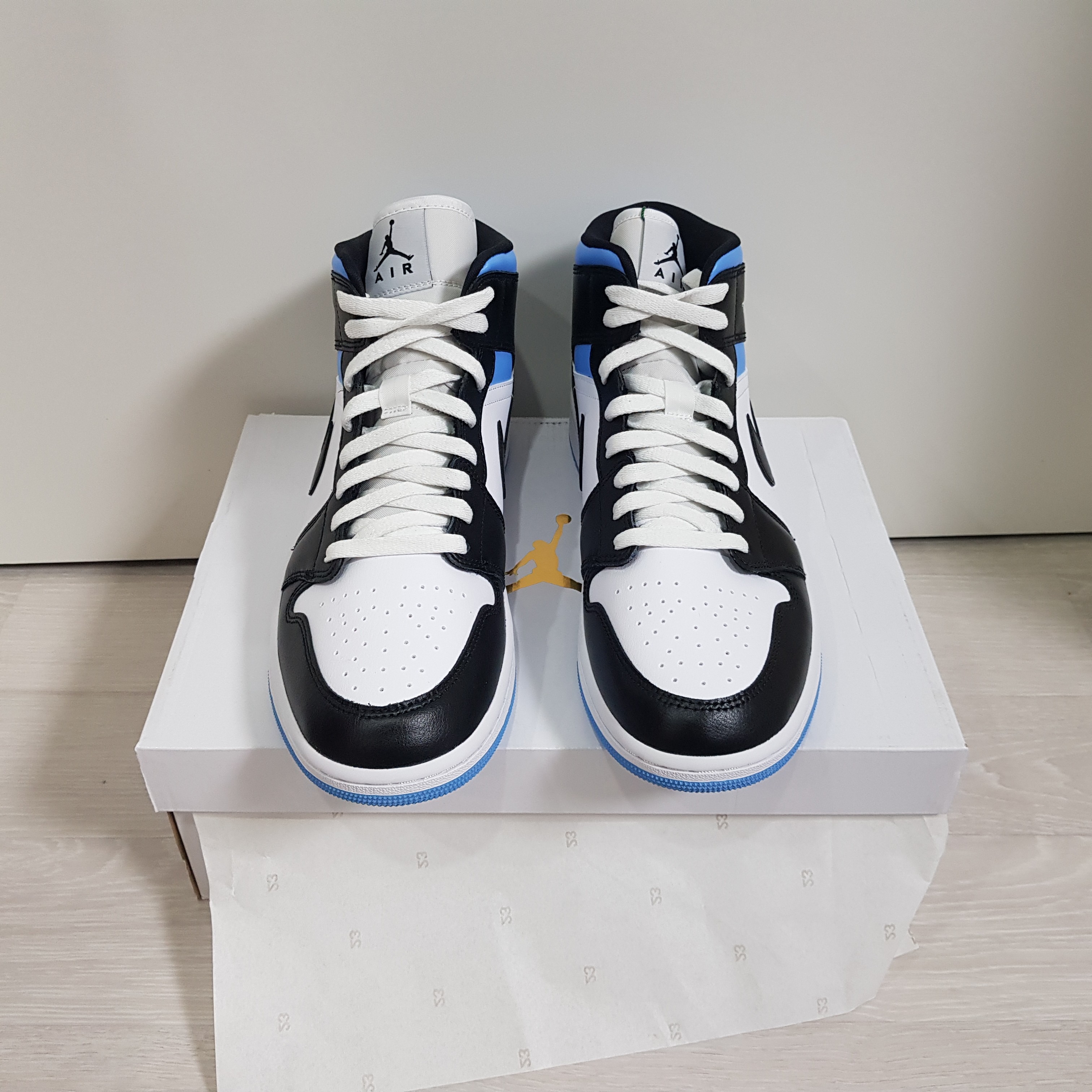 (W) Jordan 1 Mid White Black University Blue 착용 스타일 - 2