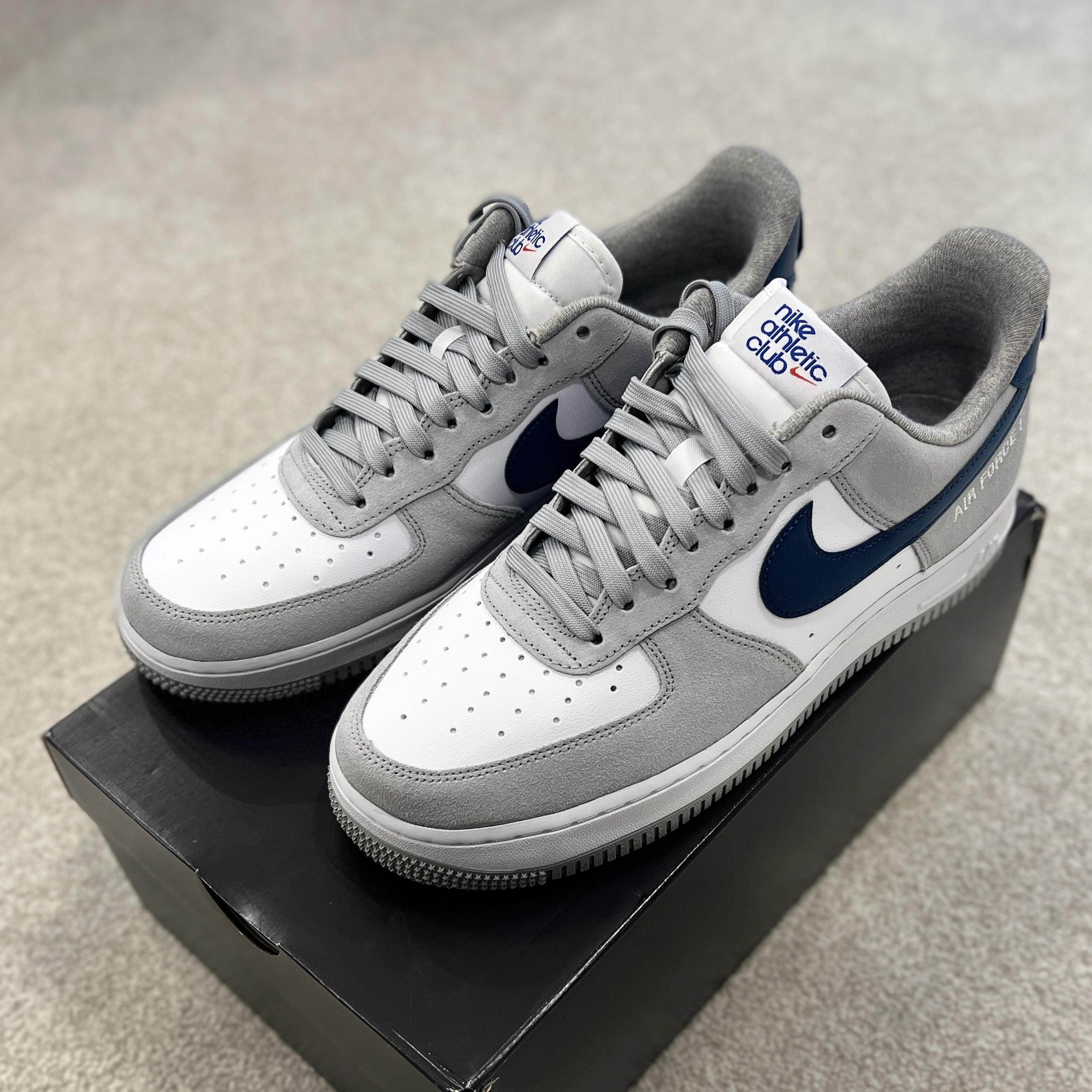 Nike Air Force 1 '07 LV8 Athletic Club Light Smoke Grey Marina 착용 스타일 - 2