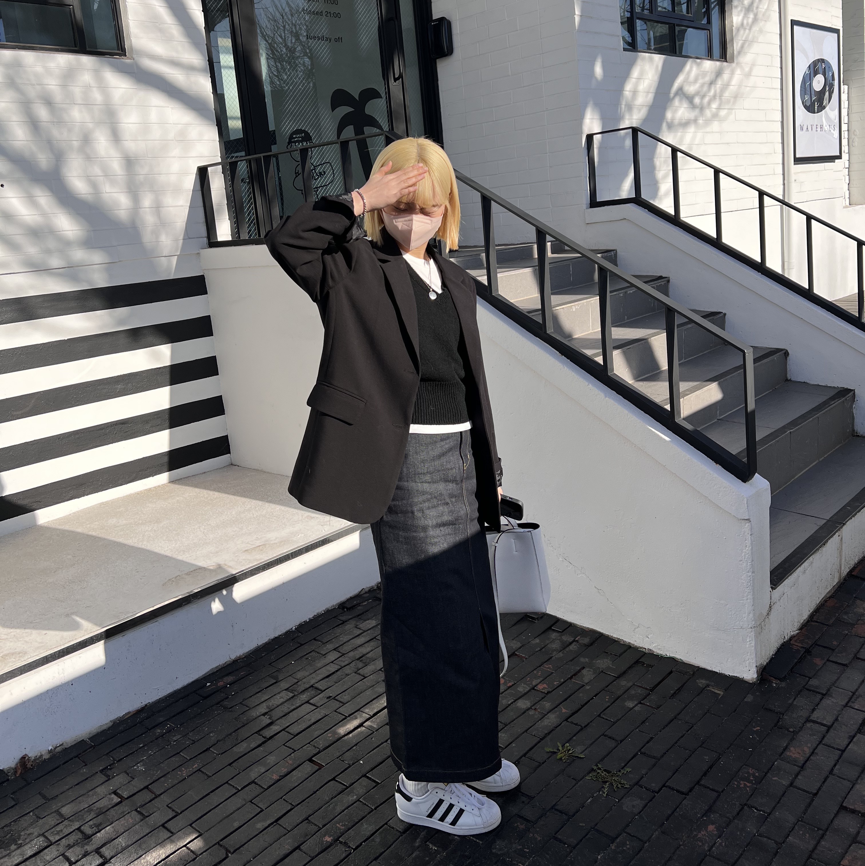 Adidas Superstar White Black 착용 스타일 - 2
