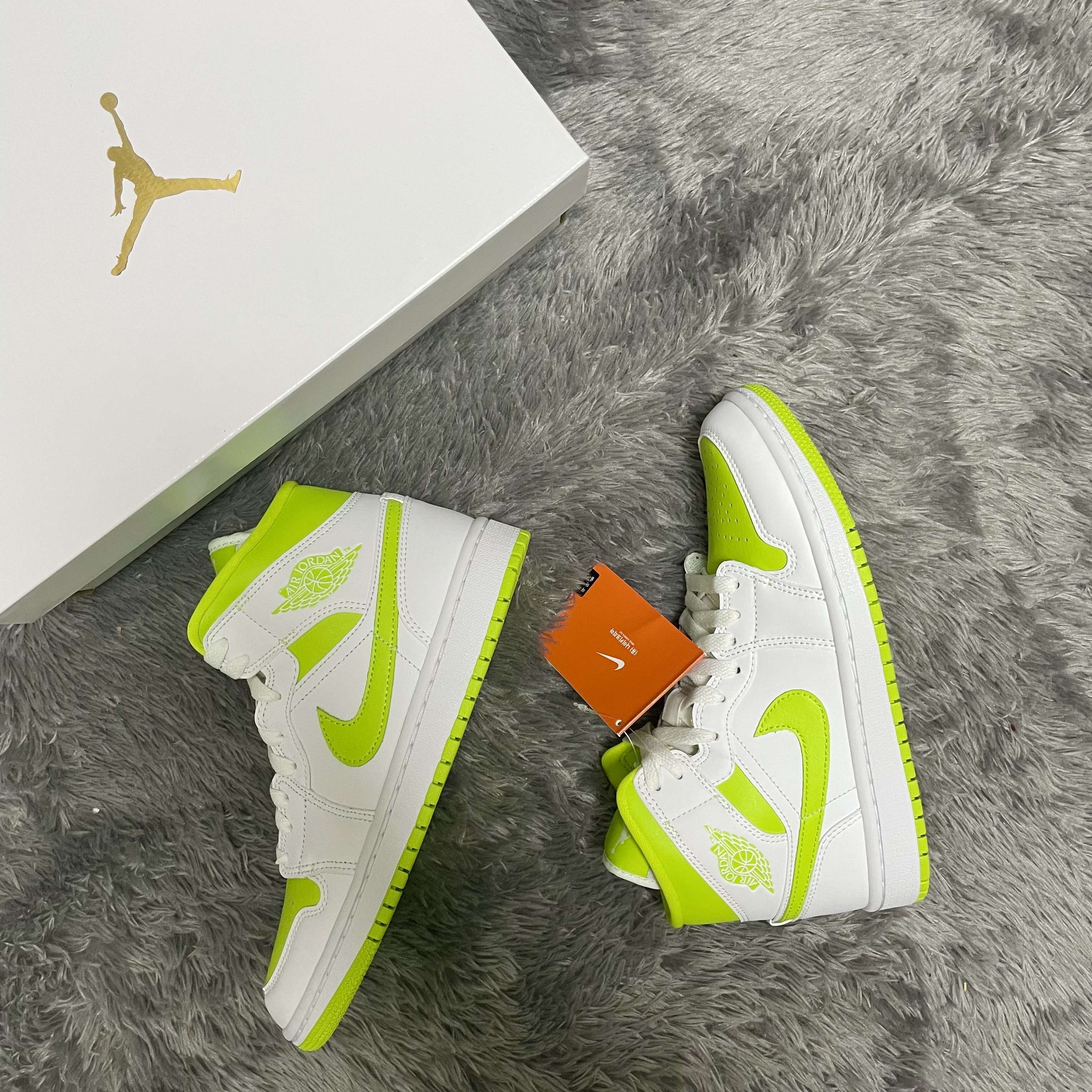 (W) Jordan 1 Mid White Atomic Green 착용 스타일
