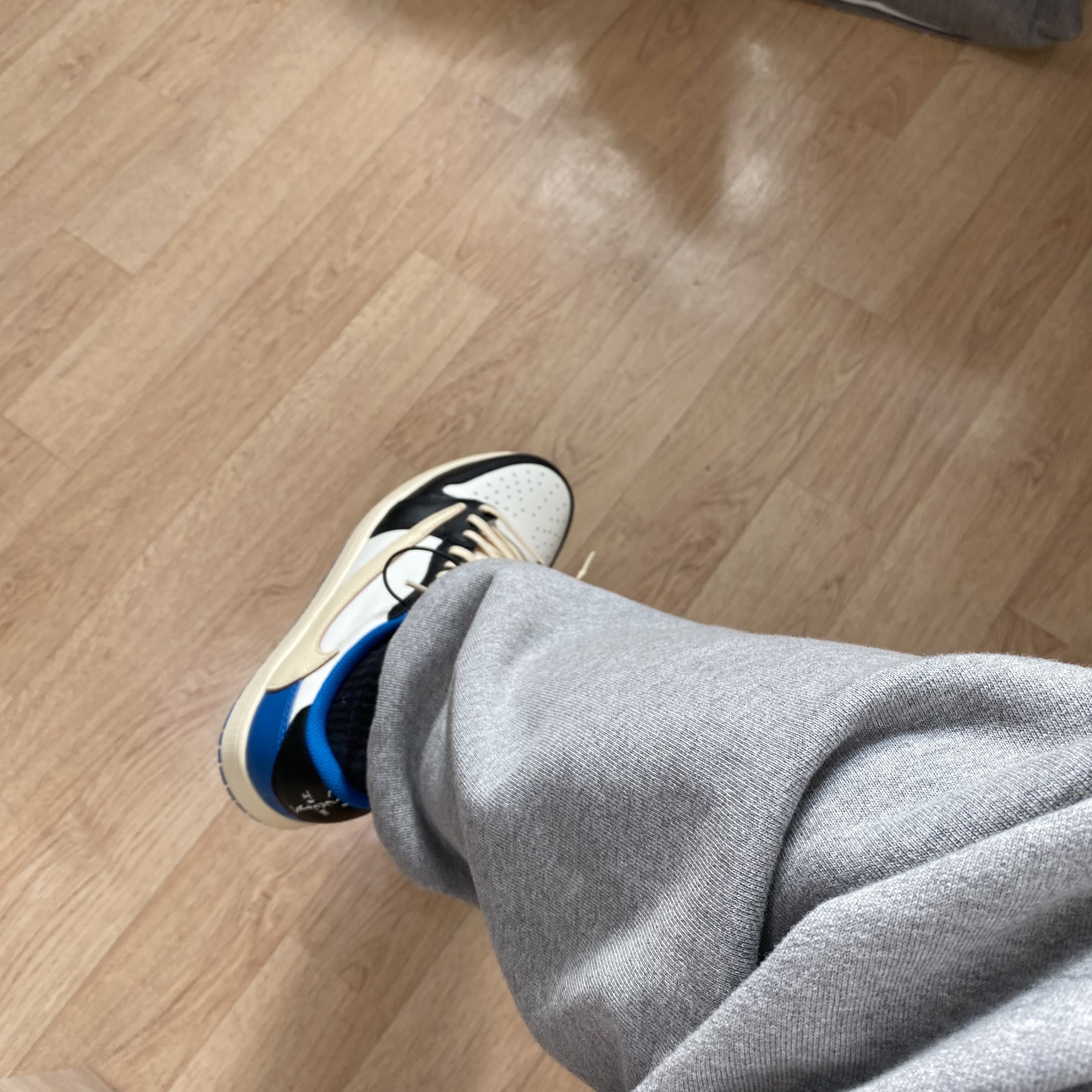 Jordan 1 x Travis Scott x Fragment Retro Low OG SP Military Blue 착용 스타일 - 3