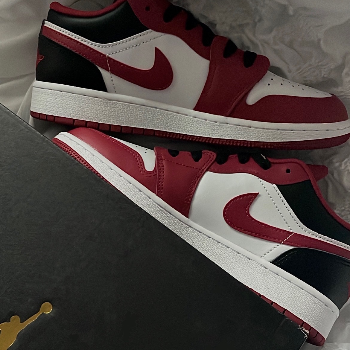 (GS) Jordan 1 Low White Gym Red Black 착용 스타일 - 1