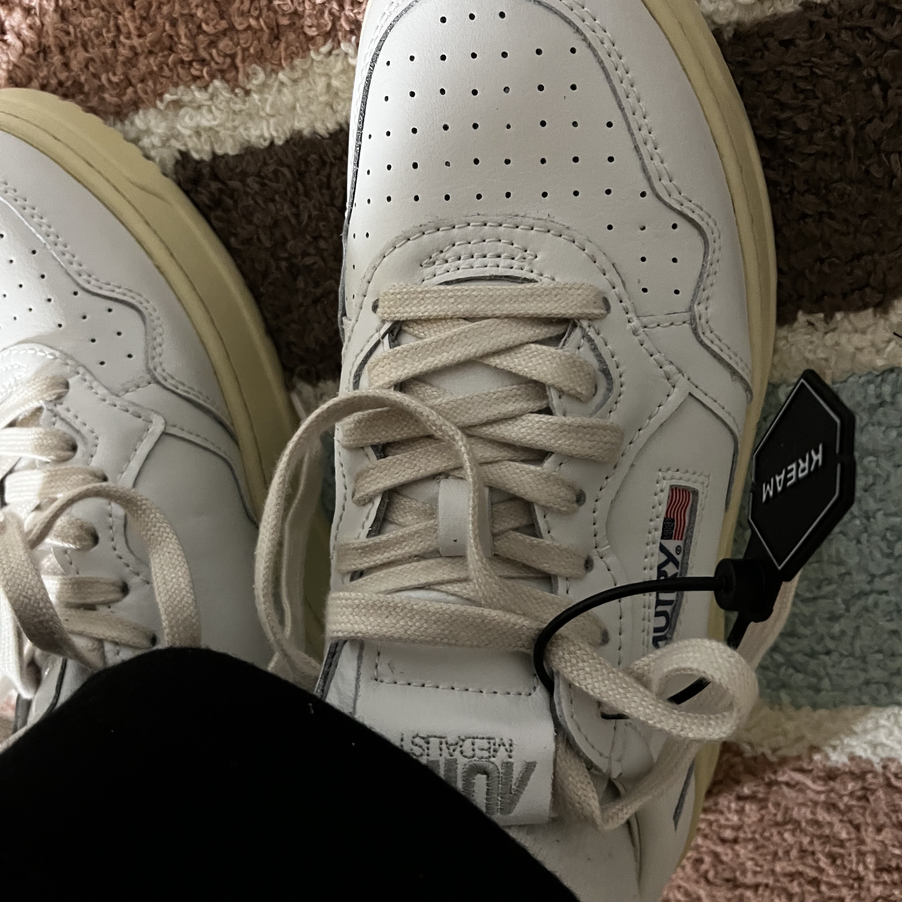 Autry Medalist Low Leather Sneakers White Black 착용 스타일
