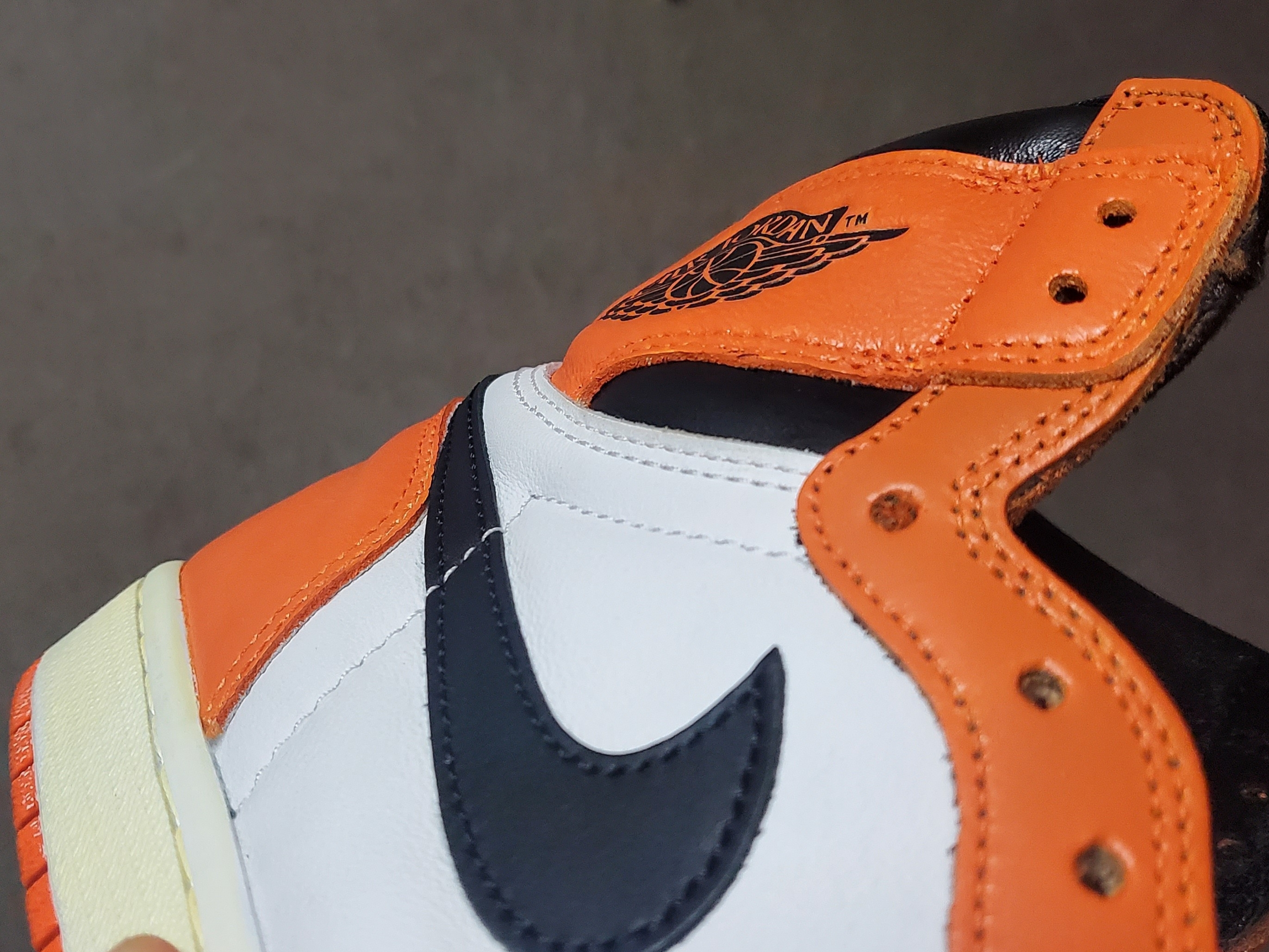 Jordan 1 Retro High OG Reverse Shattered Backboard, Jordan 1 Retro High OG Electro Orange 착용 스타일 - 2
