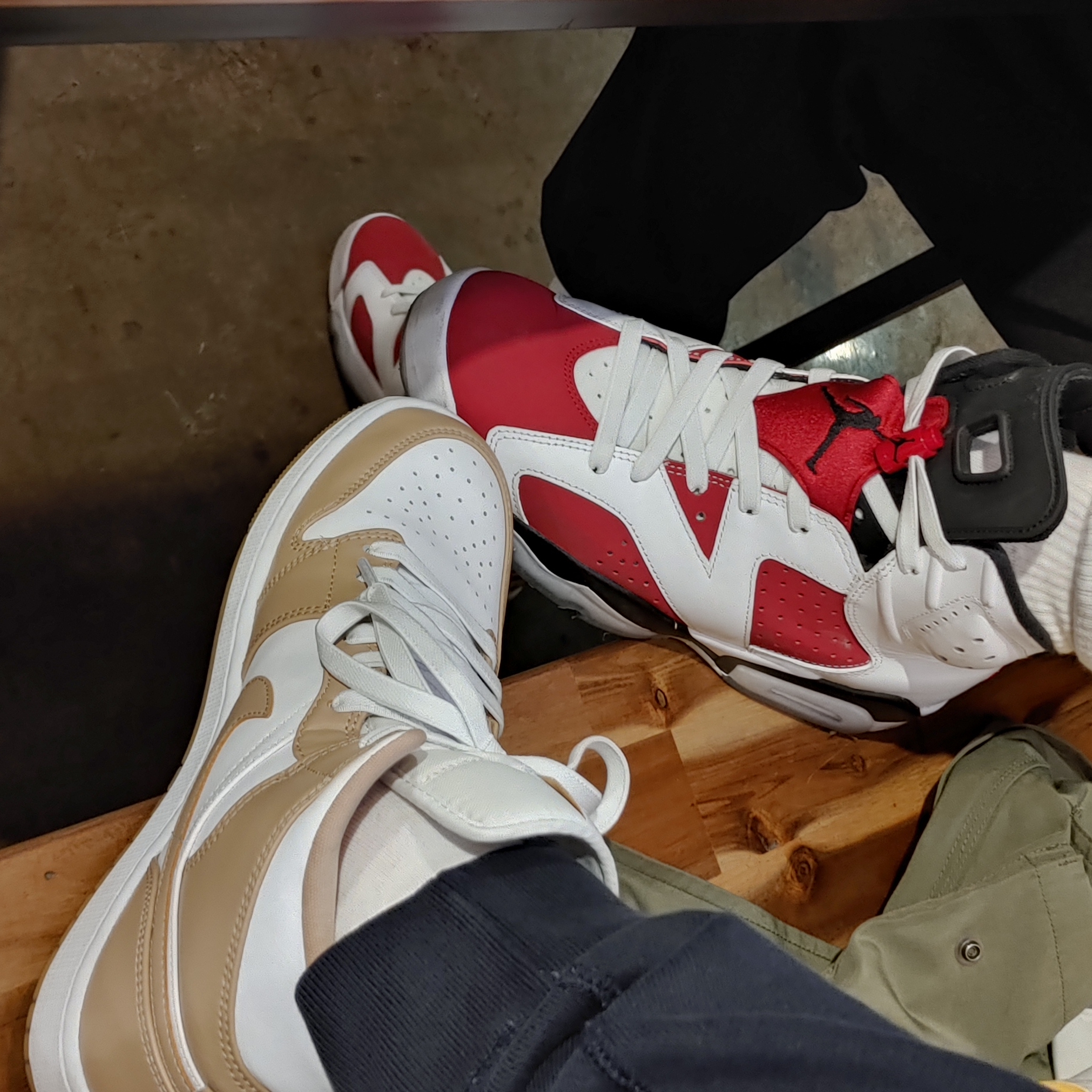 Jordan 1 Mid Tan Gum, Jordan 6 Retro Carmine 2021 착용 스타일