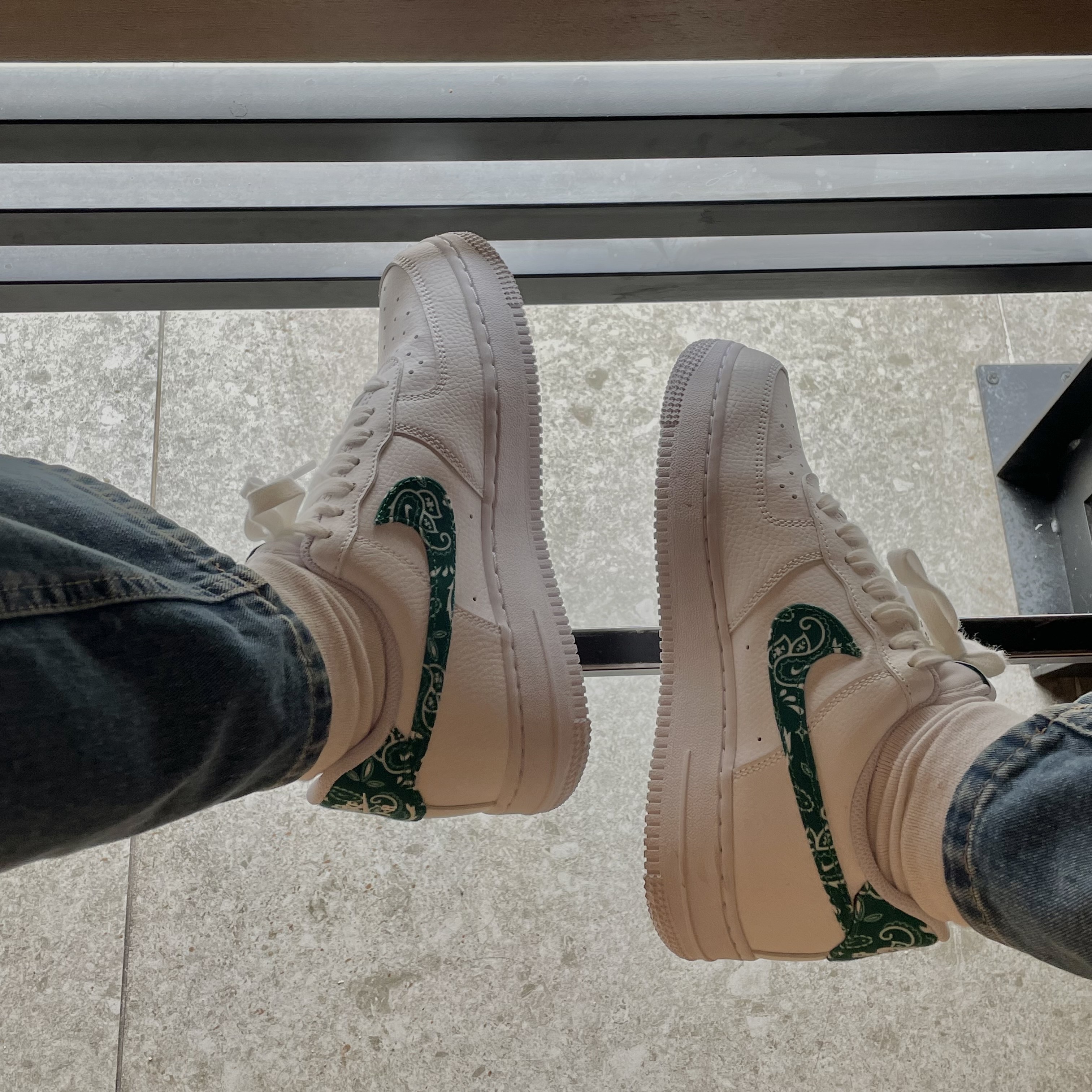 (W) Nike Air Force 1 '07 Essential Paisley Swoosh White Malachite 착용 스타일 - 2