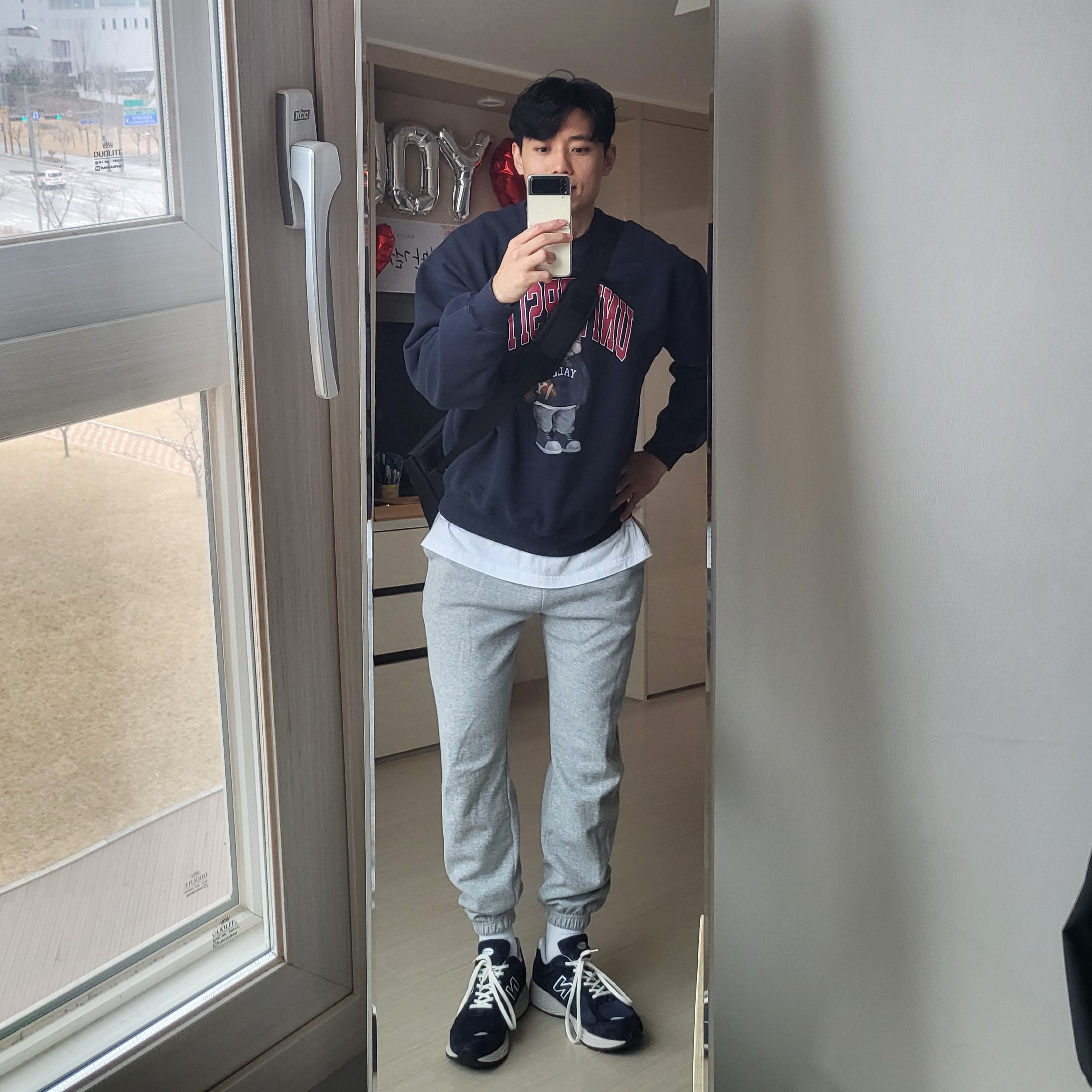 New Balance 2002R Navy 착용 스타일