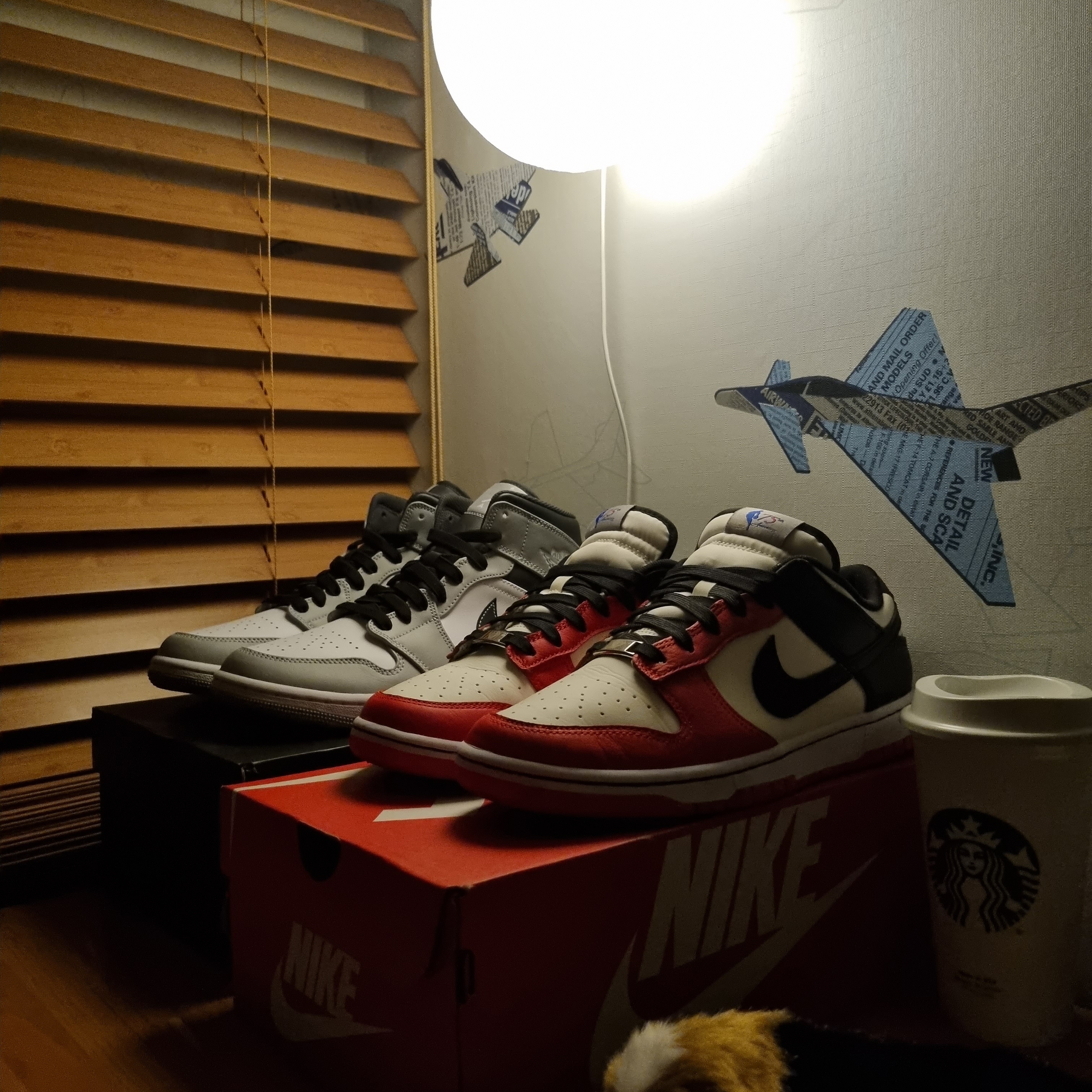 Jordan 1 Mid Light Smoke Grey Anthracite, Nike x NBA Dunk Low Retro EMB Black and Chile Red 착용 스타일