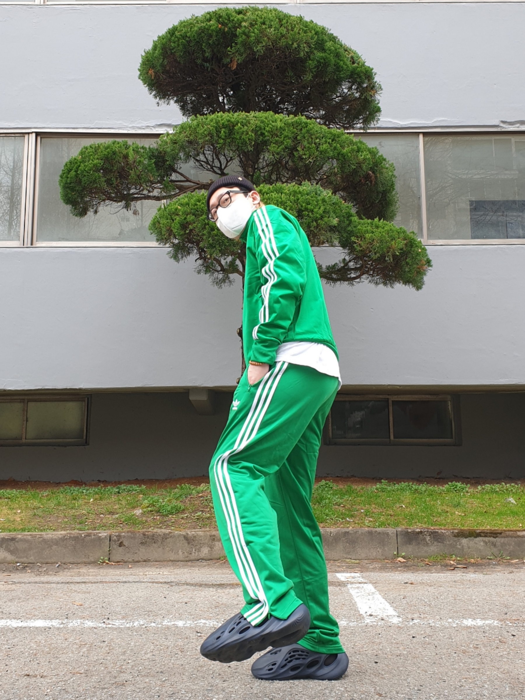 Adidas Yeezy Foam RNNR Mineral Blue 착용 스타일 - 5
