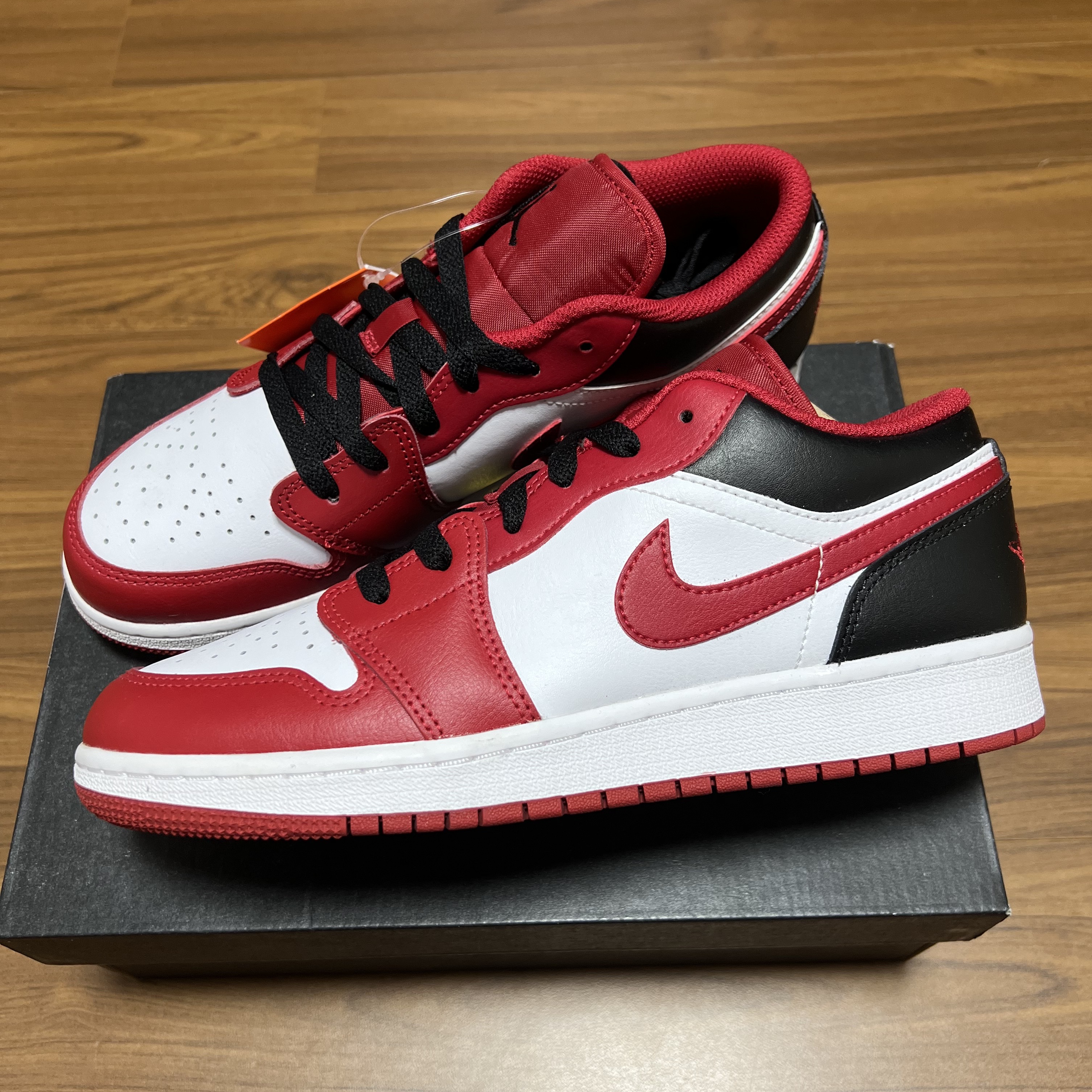 (GS) Jordan 1 Low White Gym Red Black 착용 스타일 - 1