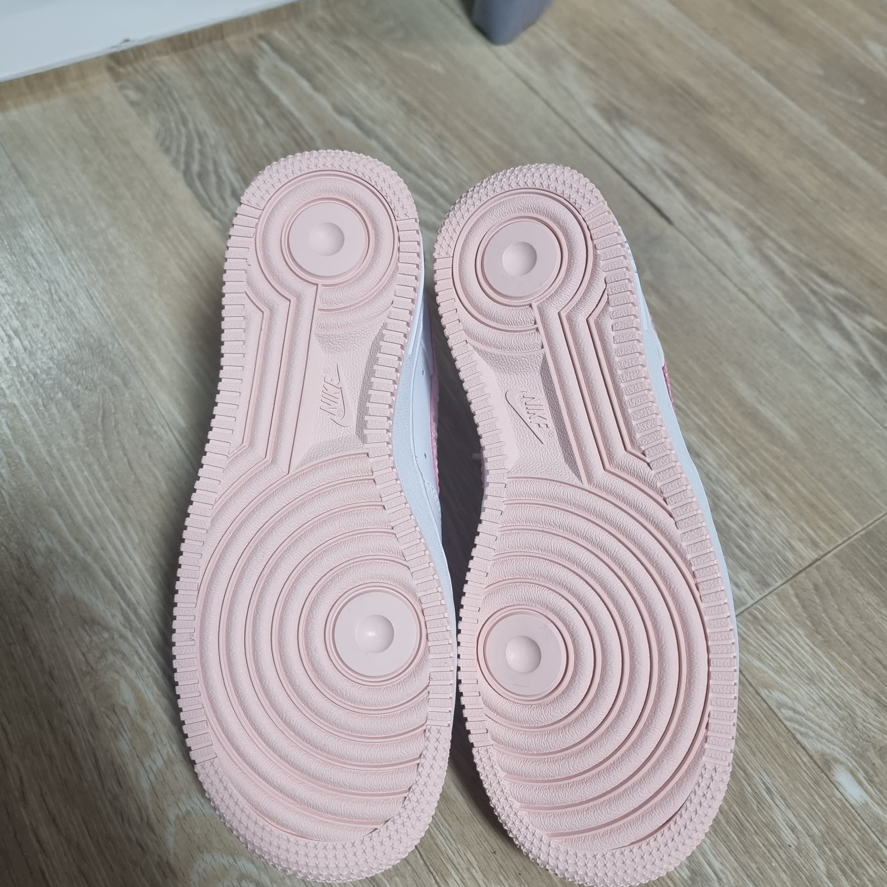 (W) Nike Air Force 1 '07 Valentine Day 2022 착용 스타일 - 3