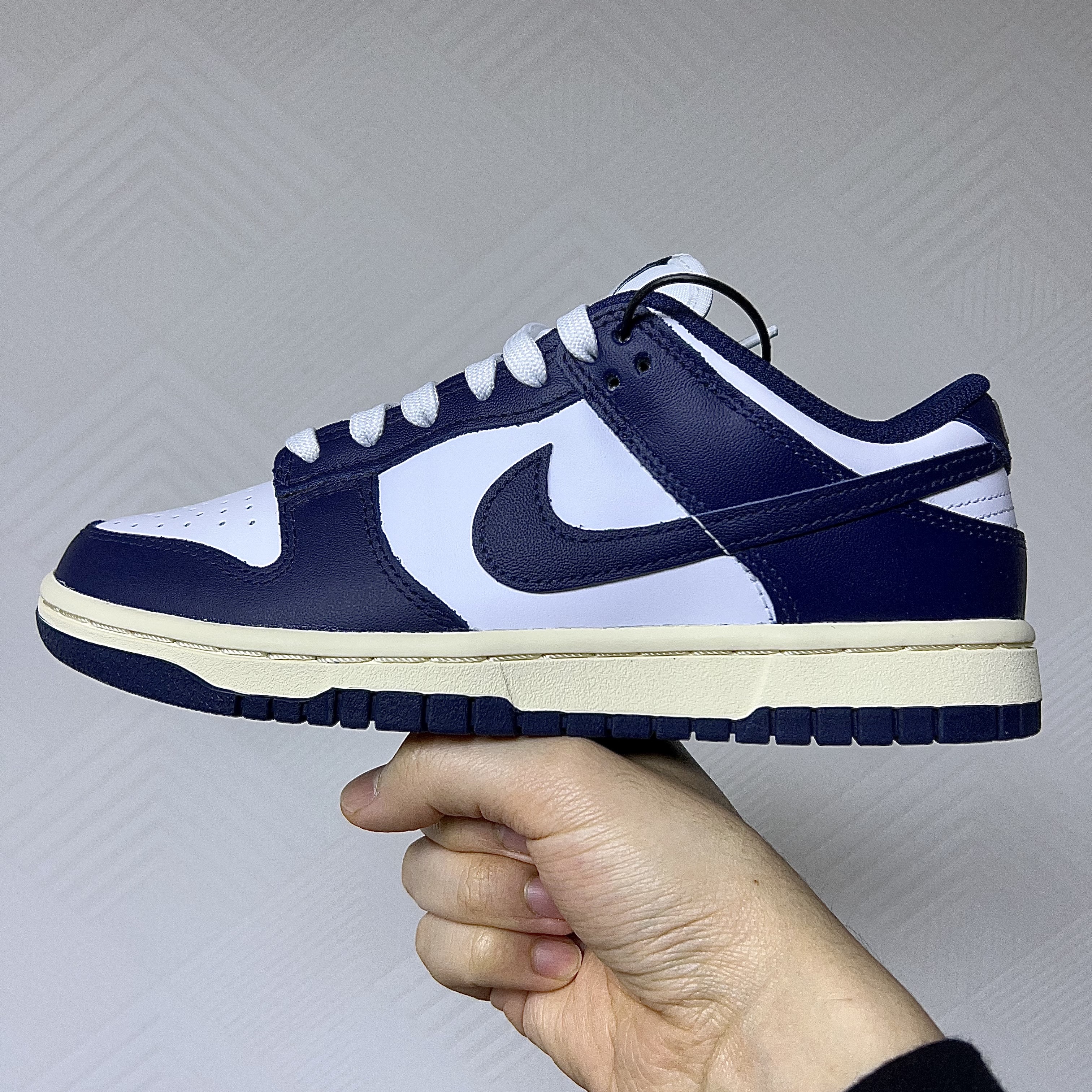 (W) Nike Dunk Low Vintage Midnight Navy 착용 스타일 - 1