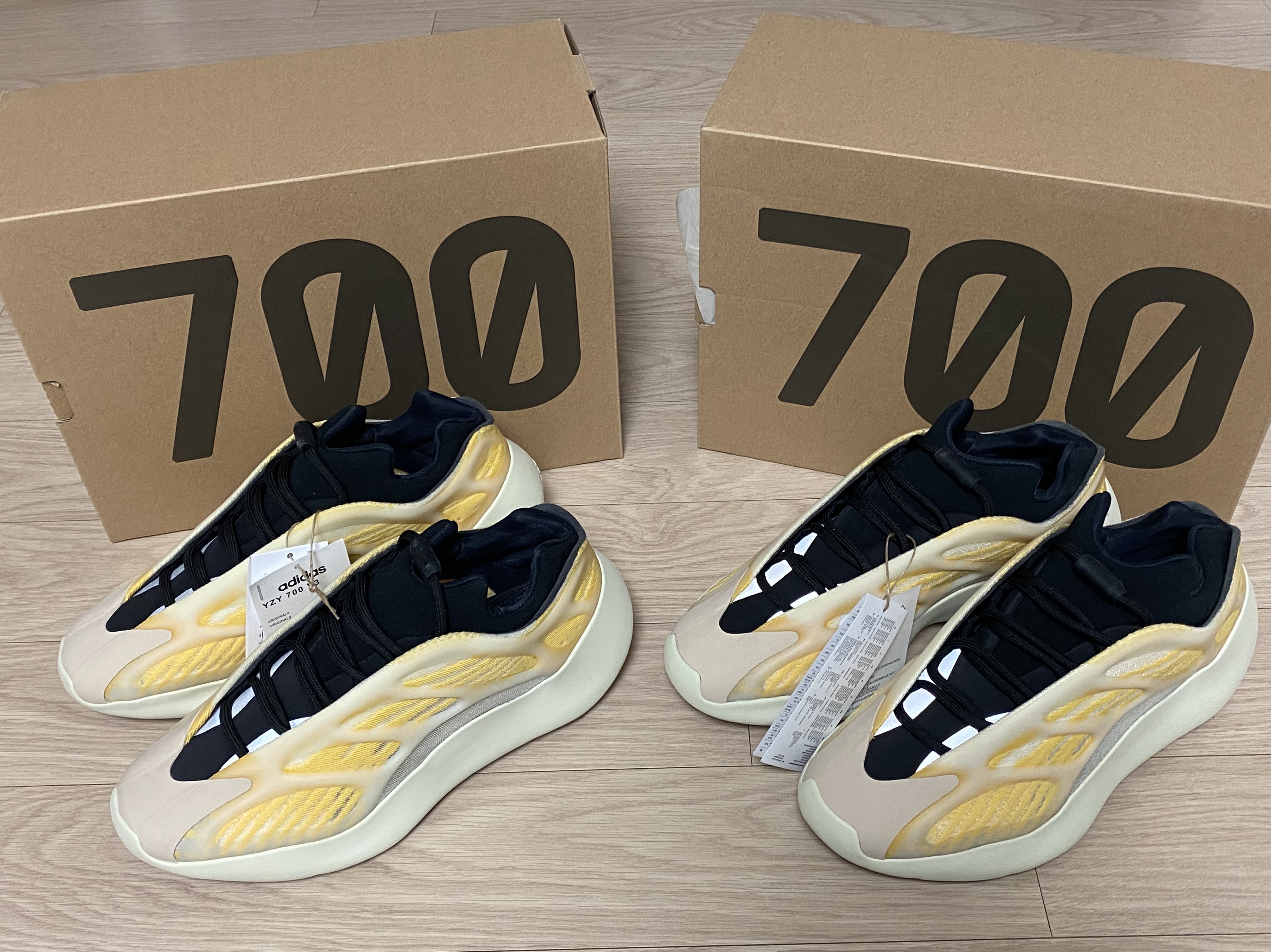 Adidas Yeezy 700 V3 Mono Safflower 착용 스타일