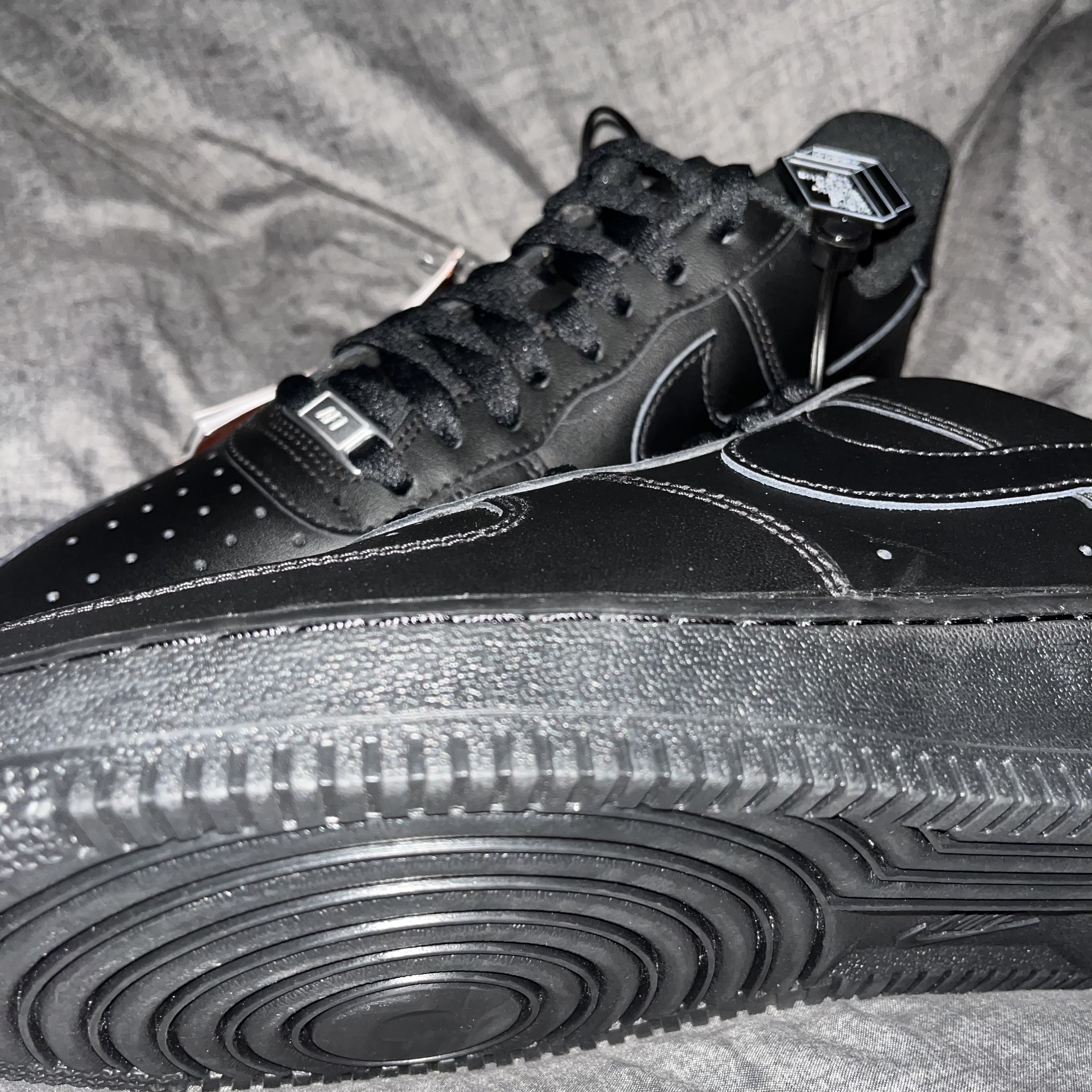 Nike Air Force 1 '07 Low Triple Black 착용 스타일 - 2