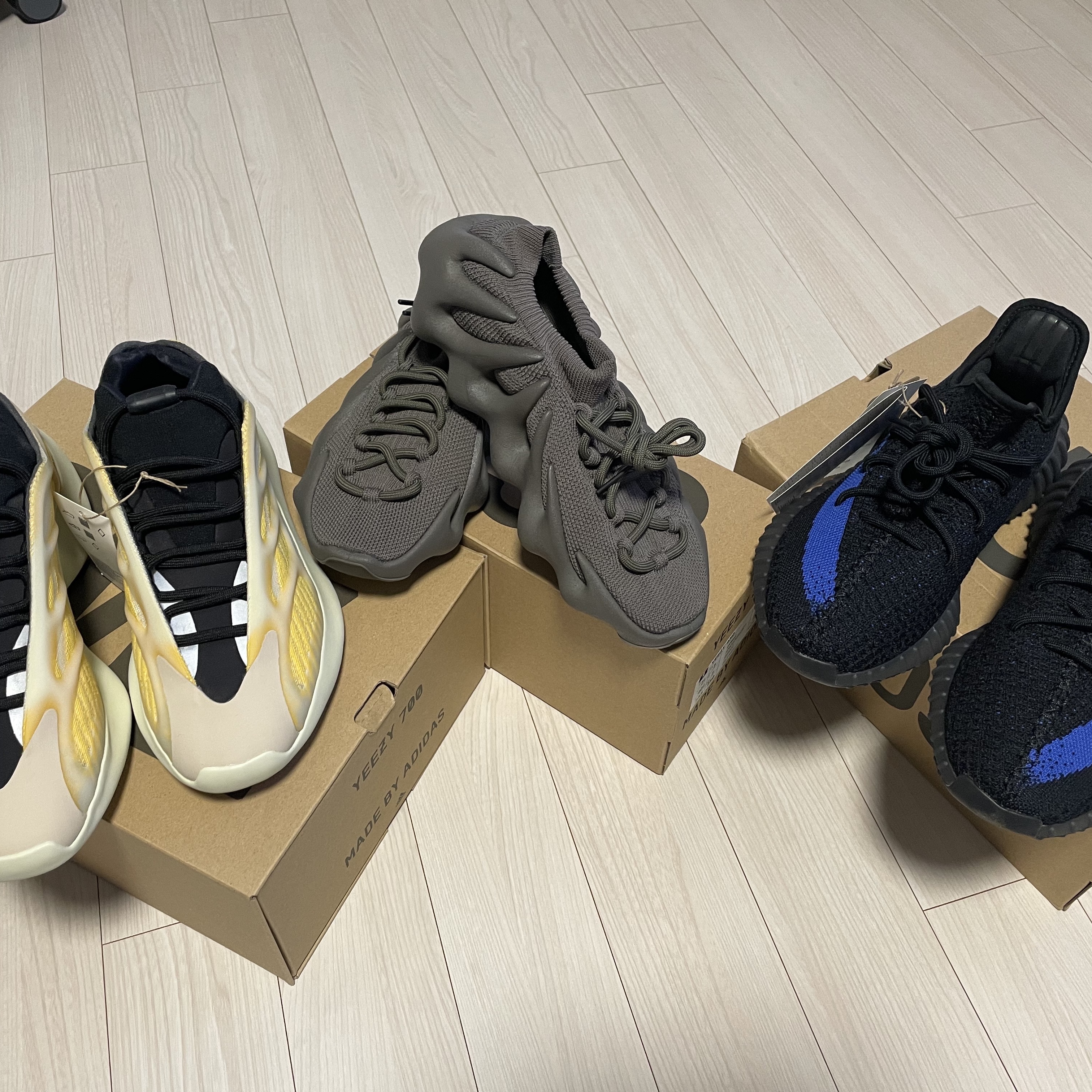 Adidas Yeezy 450 Cinder, Adidas Yeezy 700 V3 Mono Safflower 착용 스타일 - 1