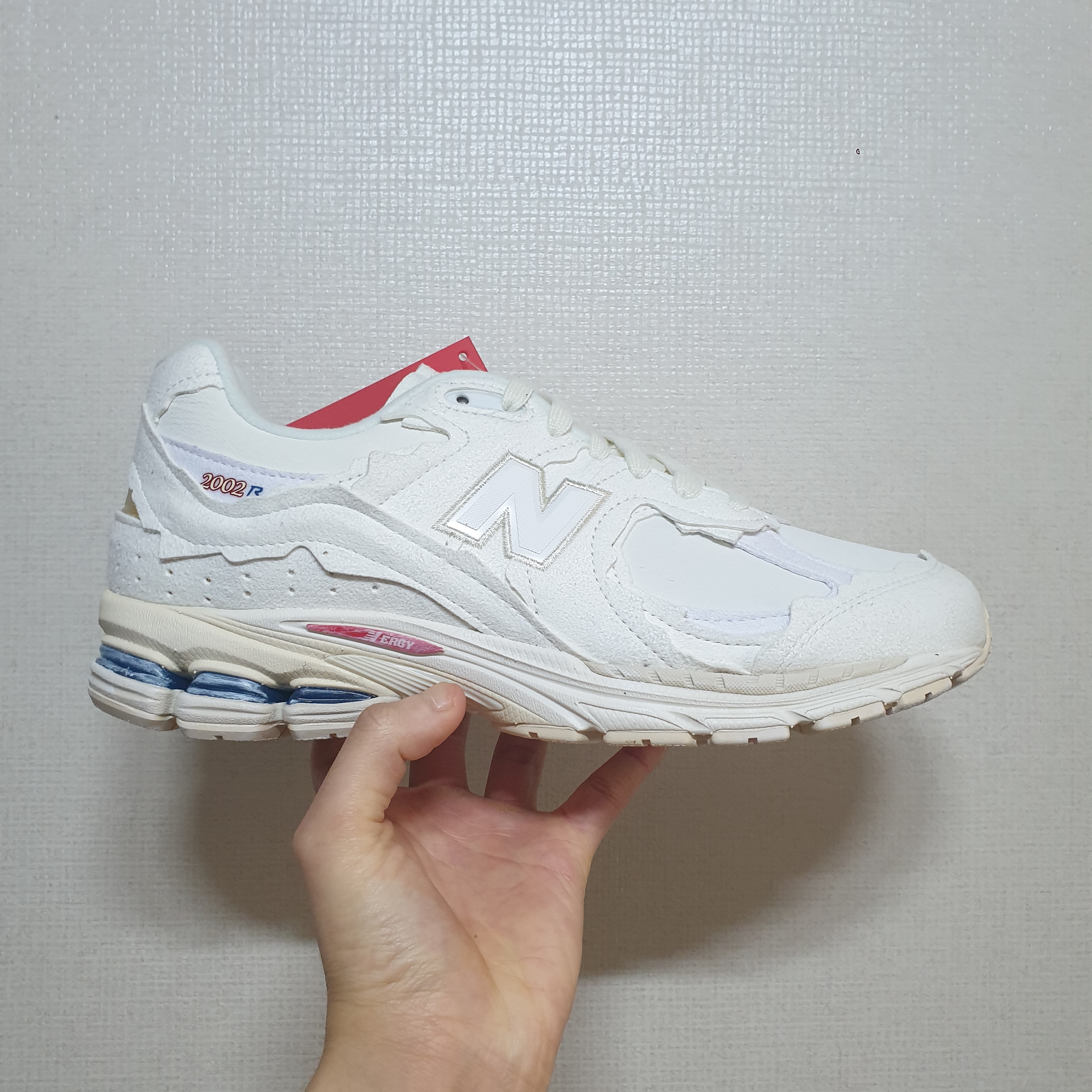 New Balance 2002R Protection Pack Sea Salt 착용 스타일 - 2