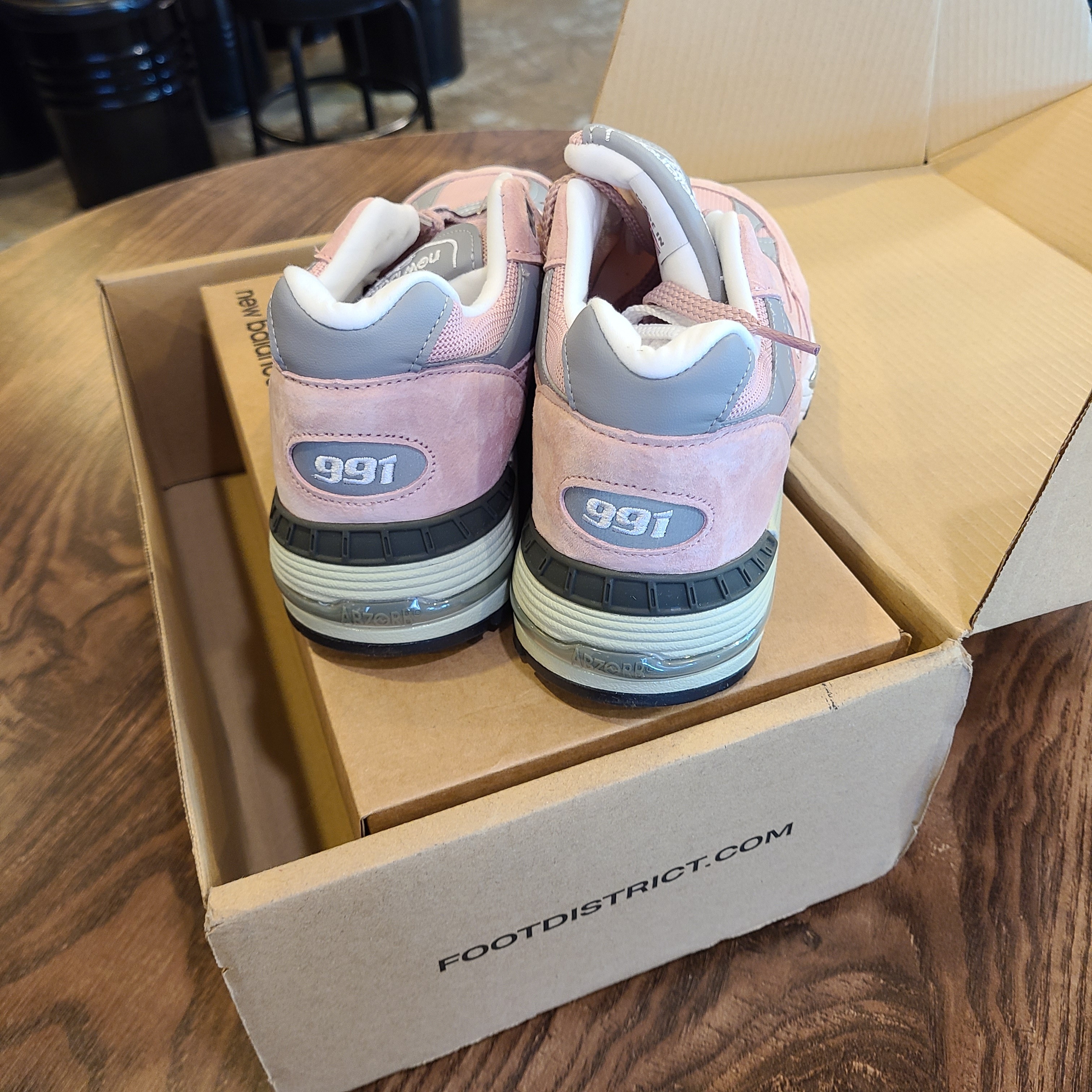 New Balance 991 Made in UK Shy Pink 착용 스타일 - 3